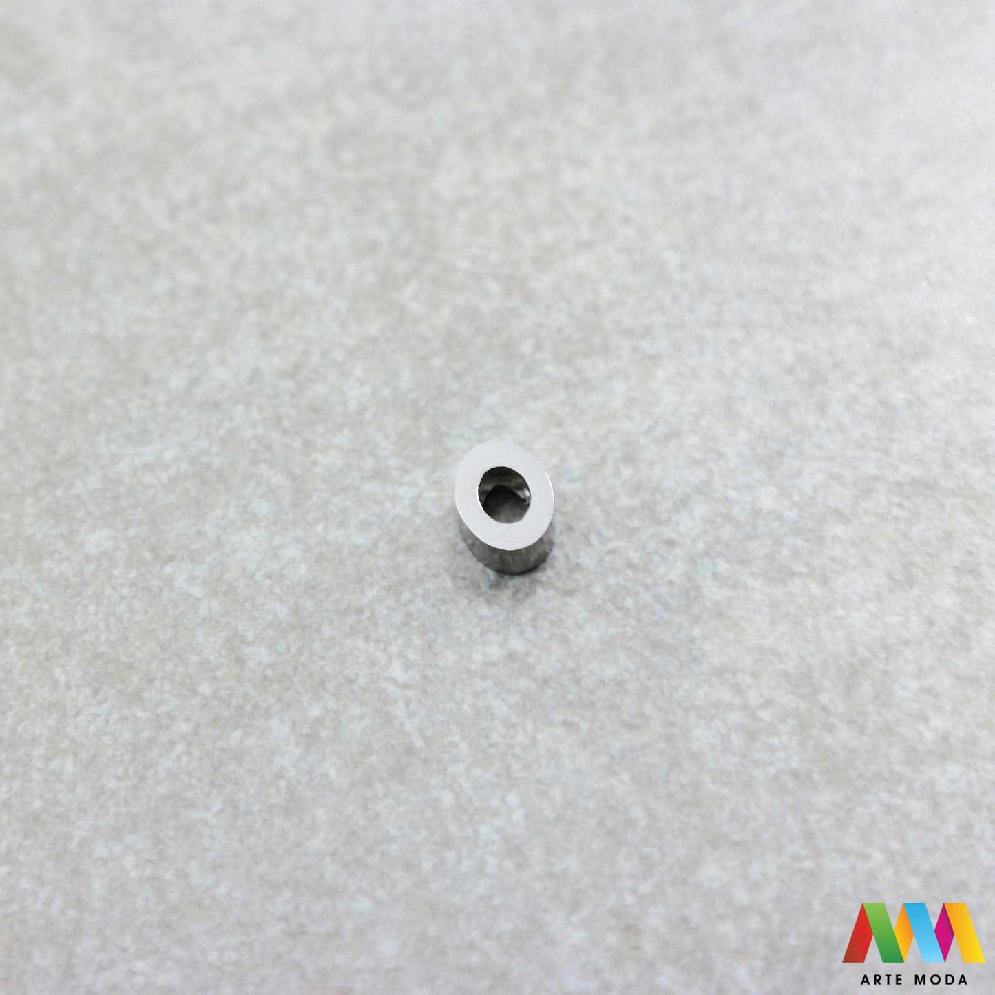 O slovo slova privjesak s jednom rupom privjesak od čelika privjesak čelik repromaterijal čelični ogrlice ogrlica narukvica narukvice nanožnica nehrđajući Slova izrađena od nehrđajućeg čelika 316L koja služe za izradu nakita poput narukvica ili ogrlica najčešće se koriste za nizanje na sajlu gumu flaks i ostale materijale