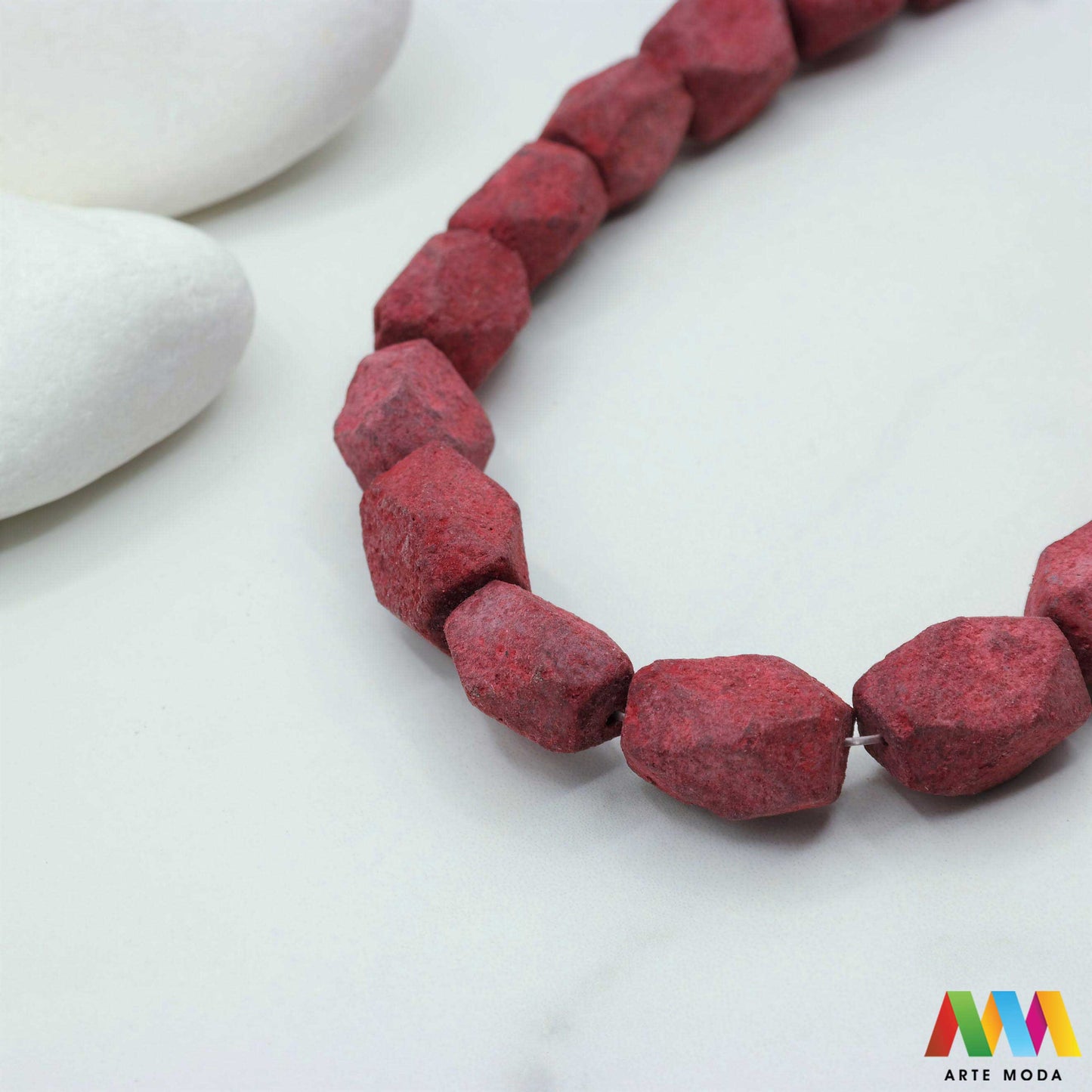 lava kamen vulkanska perle poludragi prirodni mat eterična ulja aromaterapija nakit izrada DIY repromaterijal mineral kristal narukvica ogrlica Tražite jedinstveni materijal za nakit Vulkanska lava je poludragi kamen s moćnom pričom Njegova porozna mat tekstura savršena je za izradu aromaterapijskog nakita jer sjajno upija i difuzira eterična ulja Lagan je simbolizira snagu i uzemljenje te je idealan za unisex i muške narukvice i ogrlice arte moda repromaterijal