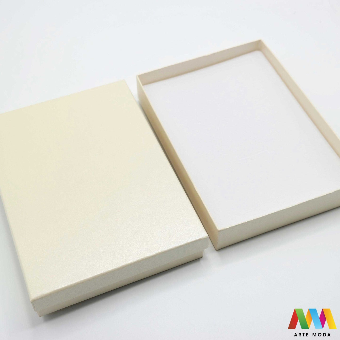 ukrasne kartonske kutije za nakit papir spužva ambalaža ogrlice narukvice nanožnice naušnice prsten kutija ukrasna kutijica kartonska karton ukrasne kartonske kutije za nakit u raznim bojama izrađene od papira i spužve koriste se kao ambalaža za ogrlice narukvice nanožnice naušnice i prstenove arte moda