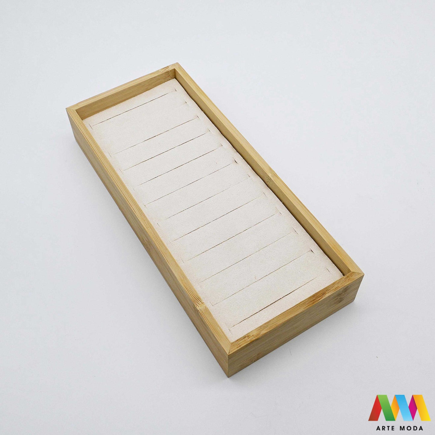 stalci za narukvice naušnica drveni skaj pamučna špaga plišani organizator držač izlaganje nakita oprema butik prezentacija elegantni luksuzni Predstavite svoje narukvice na najljepši način uz naše unikatne drvene stalke presvučene plišom skajem ili pamučnom špagom Svaki stalak pruža savršenu podlogu koja štiti nakit od ogrebotina istovremeno nudeći raznolikost tekstura i stilova – od nježne elegancije pliša preko moderne profinjenosti skaja do rustikalnog šarma pamučne špage arte moda repromaterijal