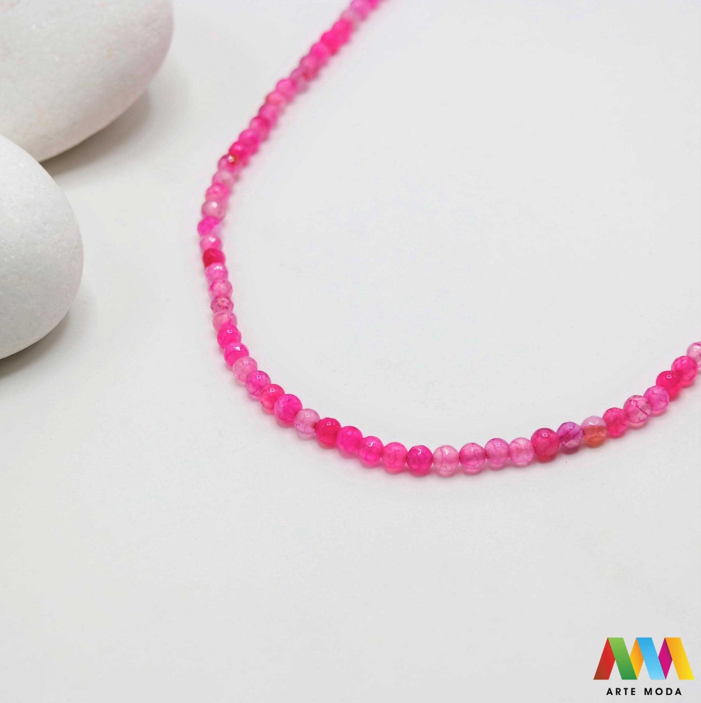 poludragi kamen ahat kristal kalcedon polu dragi poludrago kamenje dragulj mineral kvarc Ahat je jedan od najrasprostranjenijih kristala na planeti Ahat spada u grupu kalcedona izrazito je dekorativan te se od njega izrađuje lijepi nakit i ukrasni predmeti U Hrvatskoj je poznati Lepoglavski Ahat s brda Gaveznica