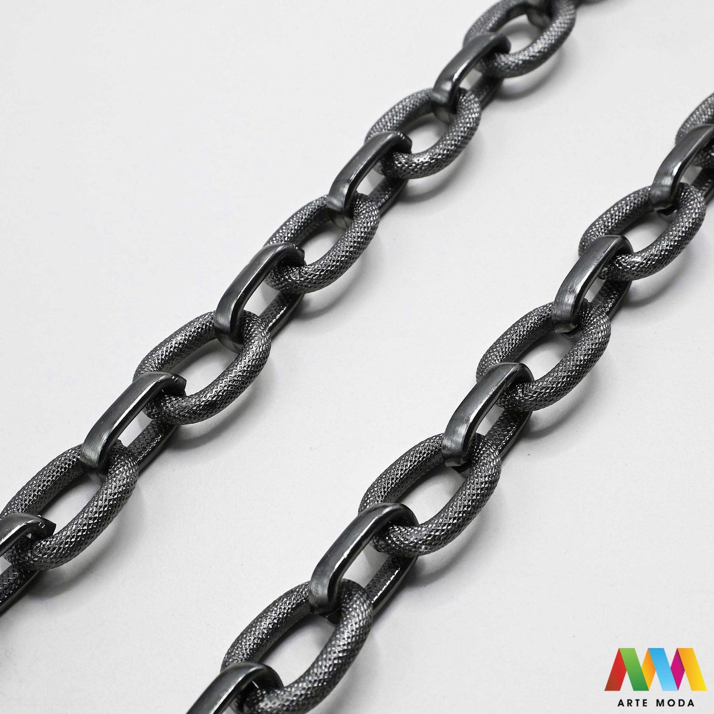 aluminijski lanac torbe ruksak nakit lagani izrada aluminij DIY materijal remen ogrlice narukvice karike ručke pribor komponente ukrasni repromaterijal Želite lagan i trendi materijal Aluminijski lanci savršeni su za vaše projekte Idealni su za izradu laganih remena za torbe ili statement nakita ogrlice narukvice Lakši su od klasičnih metala ne opterećuju i dolaze u raznim bojama i debljinama Lako ih je rezati i oblikovati laganu eleganciju za svoj uradi sam nakit i modne dodatke arte moda repromaterijal