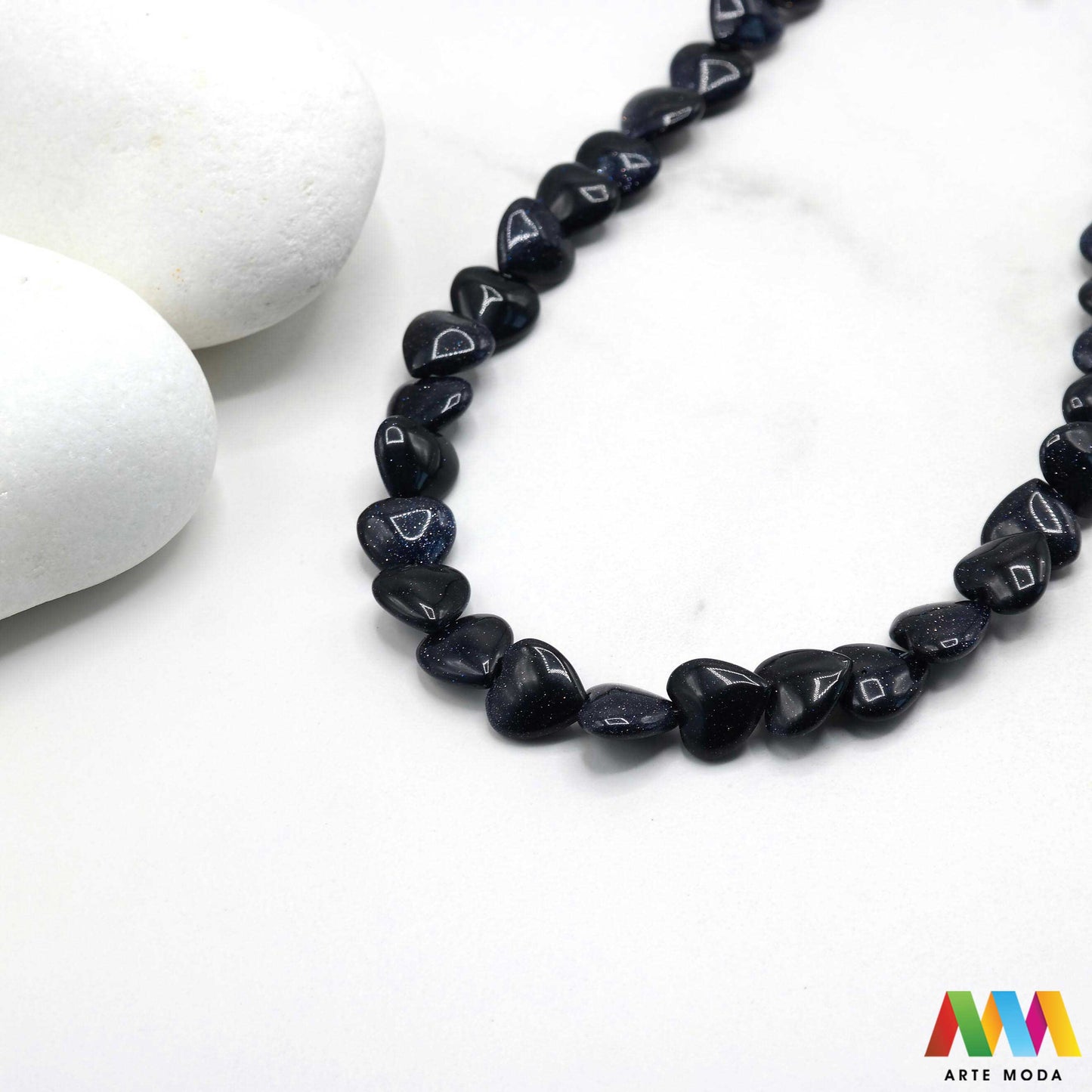 pustinjska noć dragi kvarc pijesak kobalt glinenac mangan krom bakar kamen dragulj poludrago kamenje repromaterijal poludragi ukrasni mineral kristal prirodni Zaronite u dubine svemira s ovim očaravajućim poludragim kamenom! Pustinjska noć sa svojim tamnim misterioznim tonovima isprepletenim svjetlucavim inkluzijama dočarava ljepotu zvjezdanog neba Njegova jedinstvena pojava čini ga savršenim za izradu upečatljivog nakita i dodavanje daška misterije vašoj kolekciji kristala arte moda repromaterijal