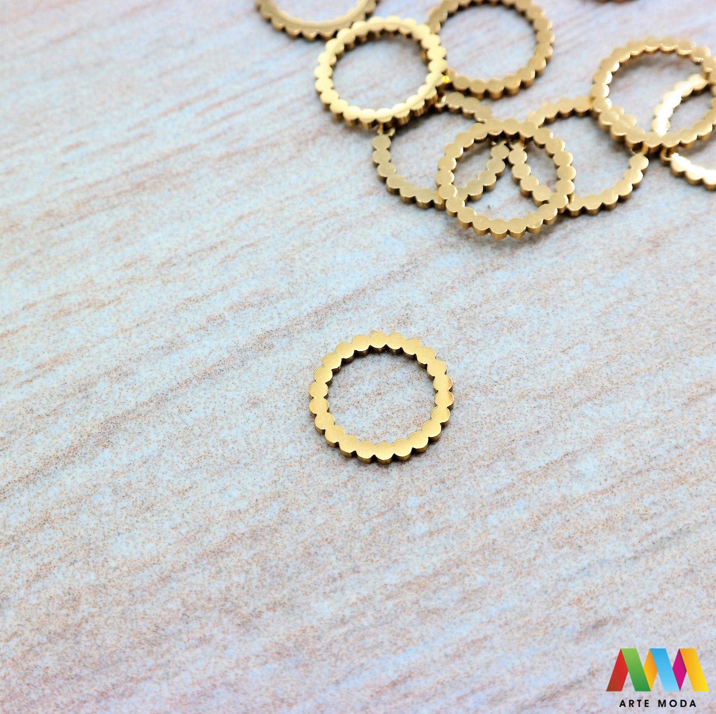 krug privjesak s jednom rupom bez rupe privjesak od čelika privjesak čelik repromaterijal čelični ogrlice ogrlica narukvica narukvice nanožnica nehrđajući privjesci izrađeni od nehrđajućeg čelika 316L koji služe za izradu nakita poput narukvica ili ogrlica najčešće se koriste za nizanje na sajlu gumu flaks i ostale materijale