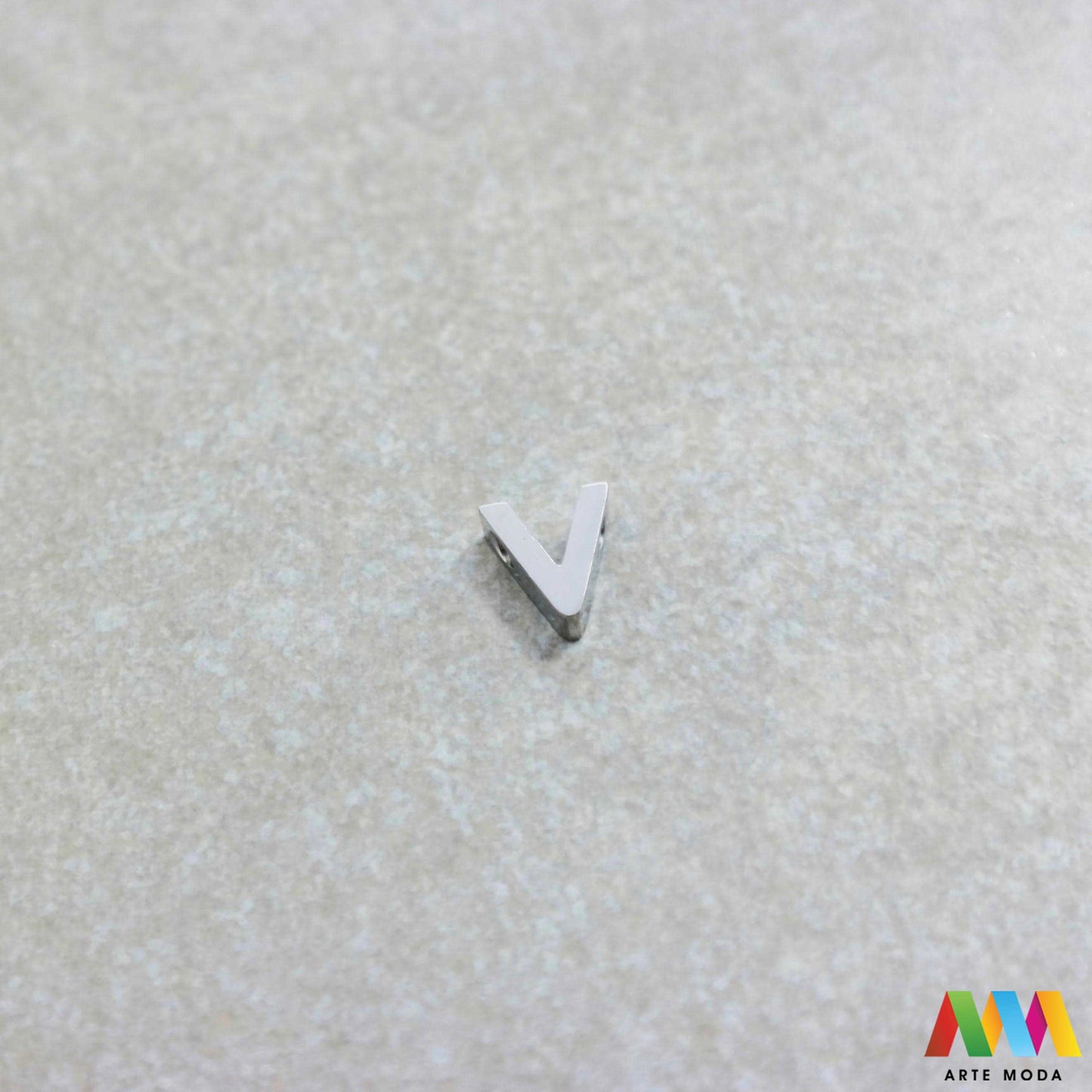 V slovo slova privjesak s jednom rupom privjesak od čelika privjesak čelik repromaterijal čelični ogrlice ogrlica narukvica narukvice nanožnica nehrđajući Slova izrađena od nehrđajućeg čelika 316L koja služe za izradu nakita poput narukvica ili ogrlica najčešće se koriste za nizanje na sajlu gumu flaks i ostale materijale