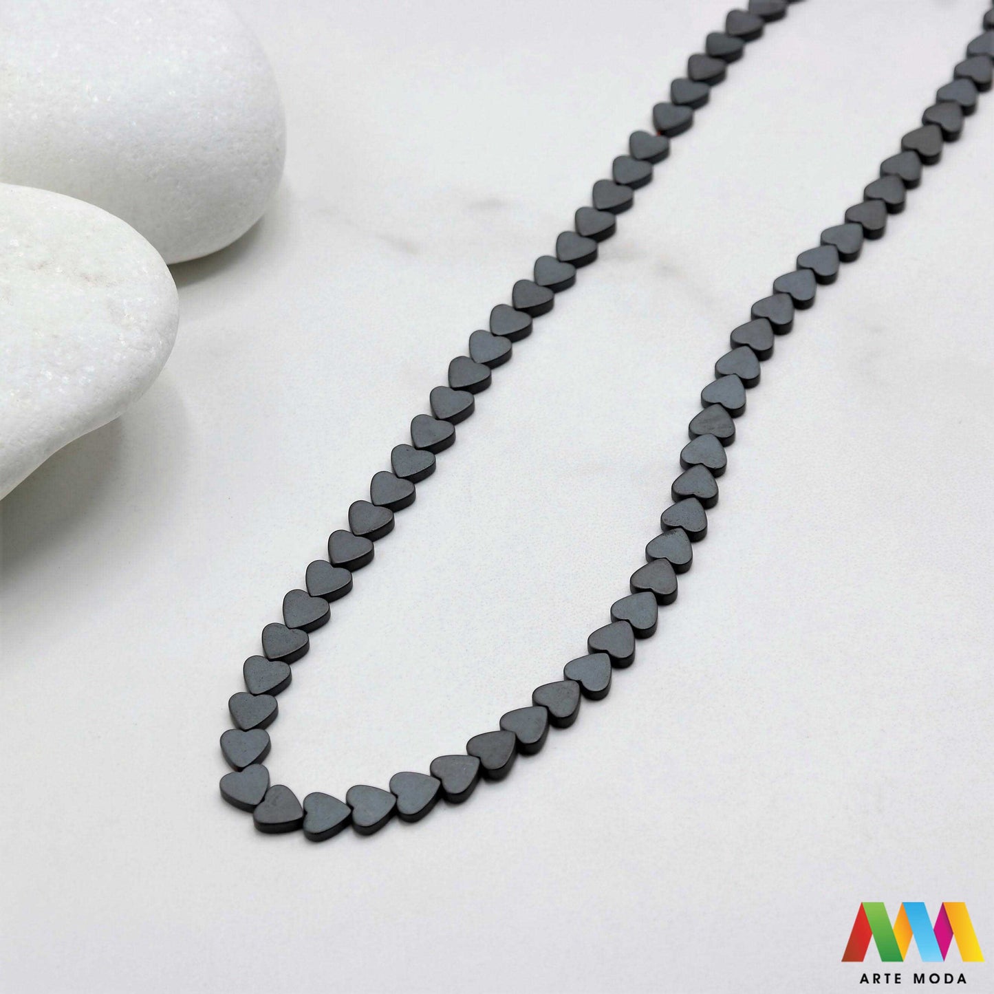 hematit krvavi kamen poludragi mineral metalni sjaj kvarc zrcalo kristal prirodni metalik meditacija zaštita repromaterijal Hematit (ili krvavi kamen) je prirodni mineral smeđe sive ili crne boje karakteriziran prisustvom hladnog metalnog sjaja Vjeruje se da pomaže u jačanju volje samopouzdanja i povezanosti s majkom zemljom Nakit izrađen od njega fascinira svojim tajanstvenim zrcalnim sjajem