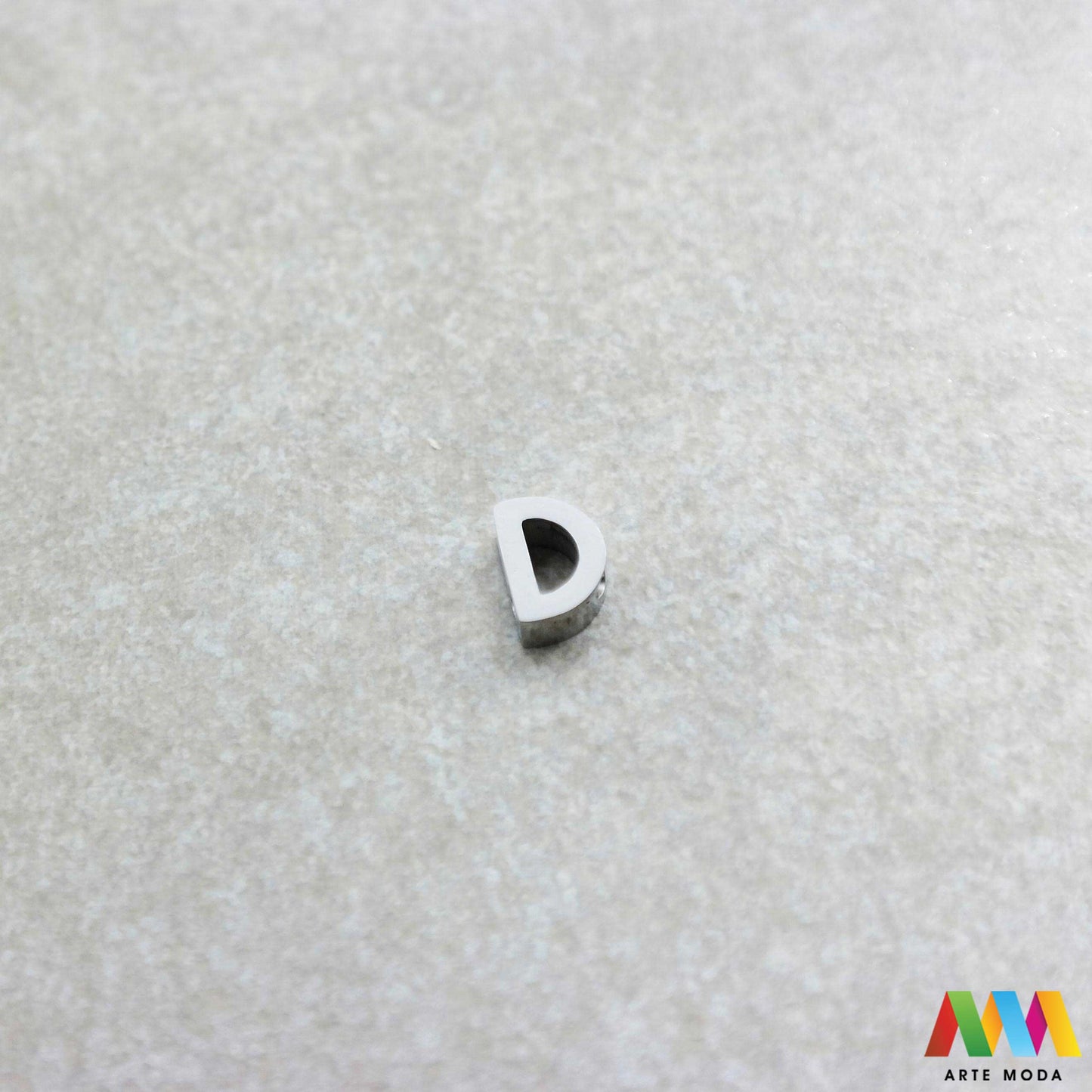 D slovo slova privjesak s jednom rupom privjesak od čelika privjesak čelik repromaterijal čelični ogrlice ogrlica narukvica narukvice nanožnica nehrđajući Slova izrađena od nehrđajućeg čelika 316L koja služe za izradu nakita poput narukvica ili ogrlica najčešće se koriste za nizanje na sajlu gumu flaks i ostale materijale