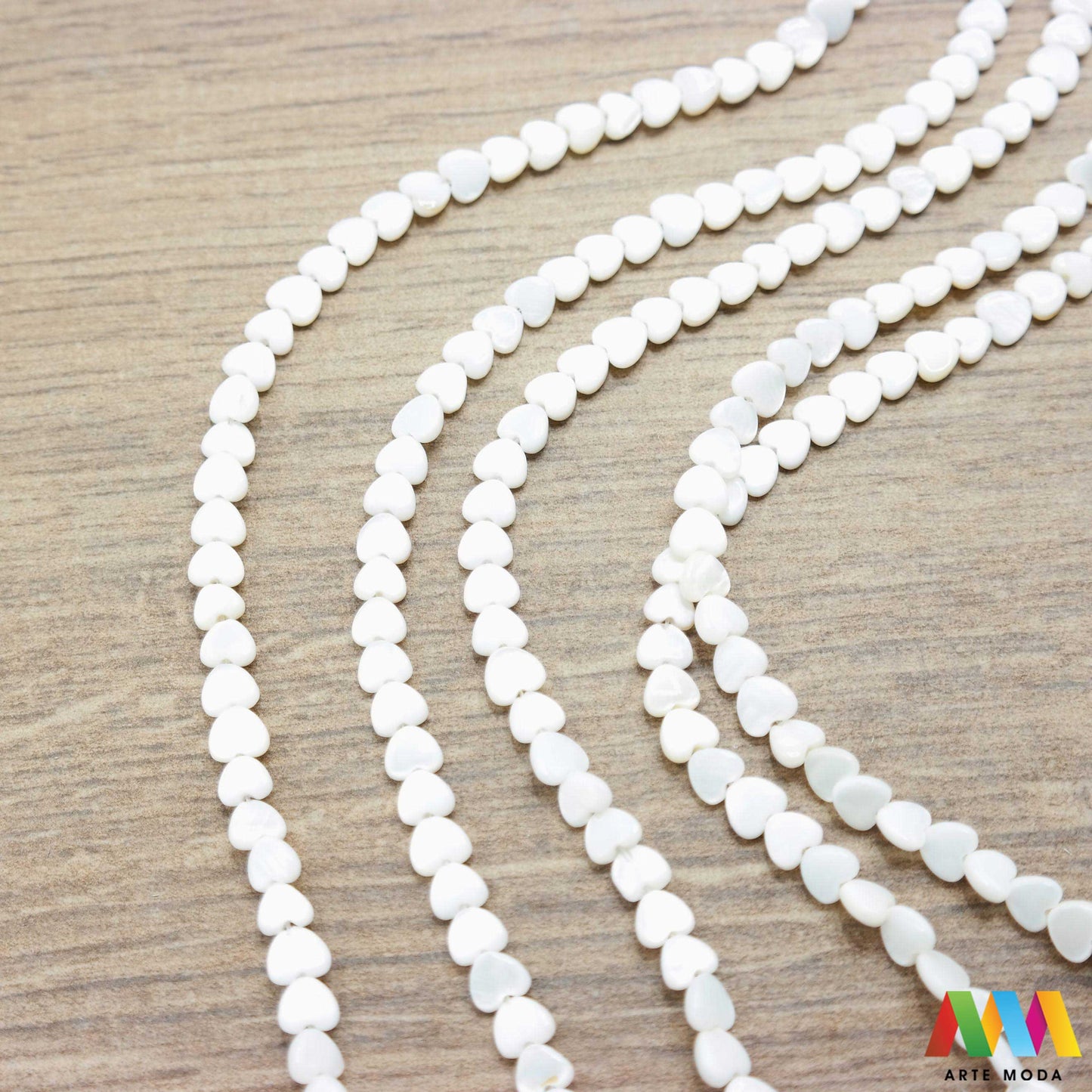 sedef školjka mekušac biser puž glavonožac kalcijev karbonat hitin poludrago kamenje repromaterijal poludragi kamen mineral Sedef je lako prepoznatljiva glatka tvar duginih boja koja tvori unutarnji sloj školjke određenih vrsta mekušaca i prekriva vanjski sloj bisera Sastoji se od kalcijevog karbonata kojeg izlučuju neki morski i slatkovodni mekušci te ga ova struktura čini otpornim na oštećenja dajući joj prepoznatljivi i jedinstveni sedefasti sjaj arte moda repromaterijal