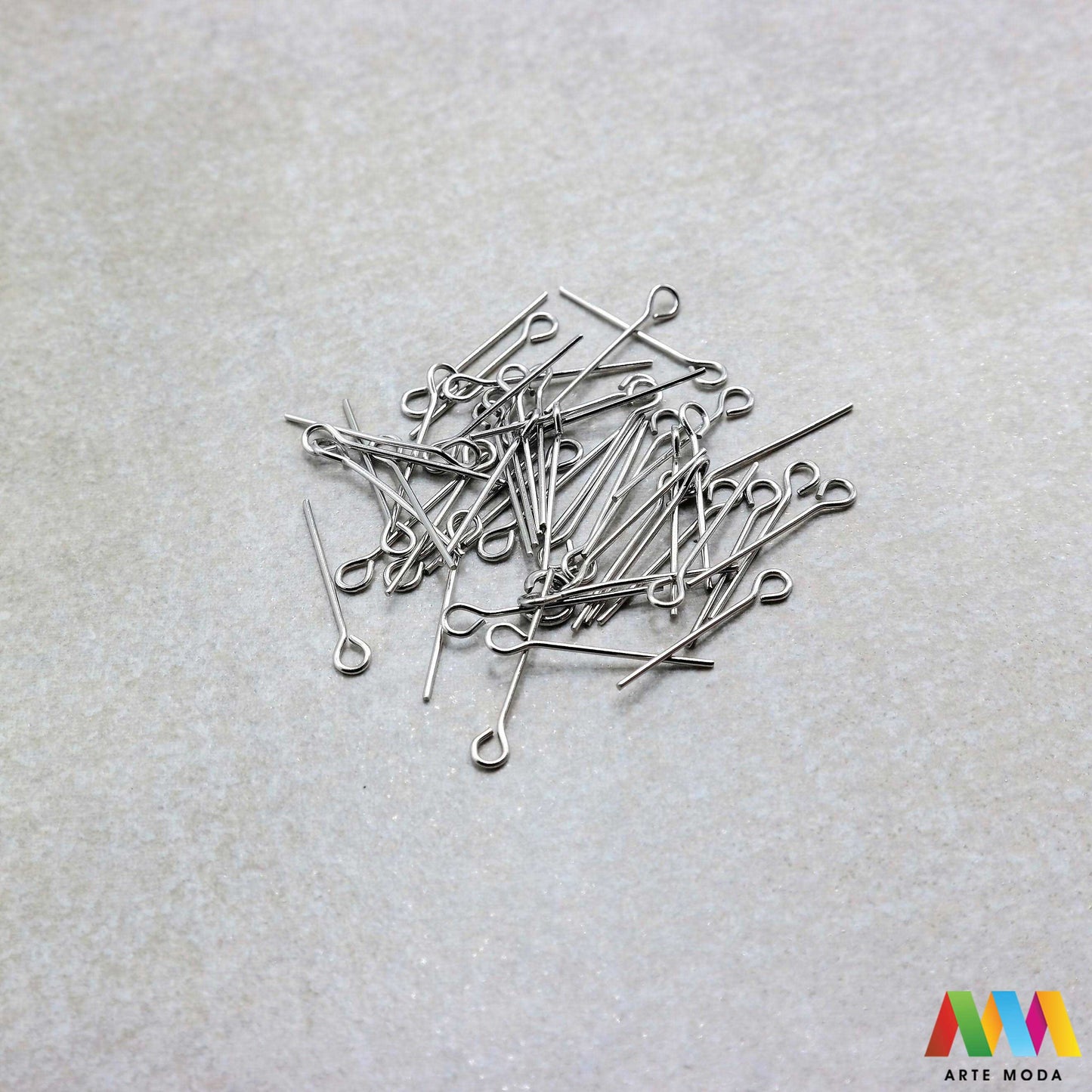 čavlići za viseće privjeske perle čavao naušnice narukvica ogrlica čelik repromaterijal čelični nehrđajući viseći privjesak kuka kuglica izrada pribor nakit inox spojni elementi baza element za stvaranje unikatnih visećih privjesaka i ukrasa čavlići od visokokvalitetnog nehrđajućeg čelika izradu naušnica ogrlica narukvica i krunica jednostavno nanižete perle i stvorite privlačne dugotrajne viseće elemente Otporni na koroziju i hipoalergeni idealni su za sve vaše kreativne projekte arte moda repromaterijal