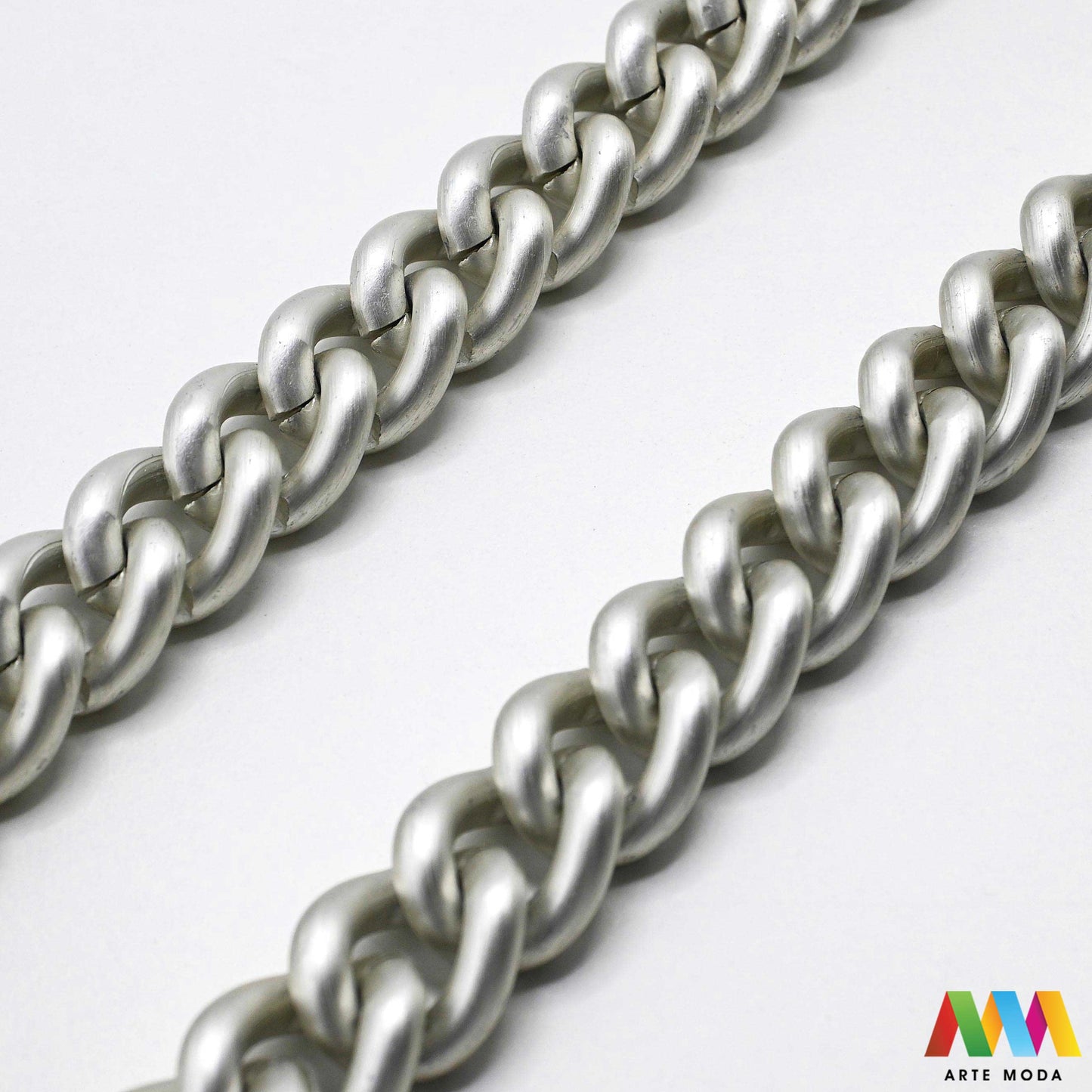 aluminijski lanac torbe ruksak nakit lagani izrada aluminij DIY materijal remen ogrlice narukvice karike ručke pribor komponente ukrasni repromaterijal Želite lagan i trendi materijal Aluminijski lanci savršeni su za vaše projekte Idealni su za izradu laganih remena za torbe ili statement nakita ogrlice narukvice Lakši su od klasičnih metala ne opterećuju i dolaze u raznim bojama i debljinama Lako ih je rezati i oblikovati laganu eleganciju za svoj uradi sam nakit i modne dodatke arte moda repromaterijal