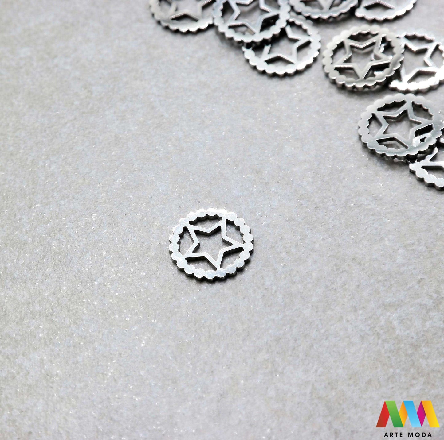 zvijezda privjesak s jednom rupom bez rupe privjesak od čelika privjesak čelik repromaterijal čelični ogrlice ogrlica narukvica narukvice nanožnica nehrđajući privjesci izrađeni od nehrđajućeg čelika 316L koji služe za izradu nakita poput narukvica ili ogrlica najčešće se koriste za nizanje na sajlu gumu flaks i ostale materijale