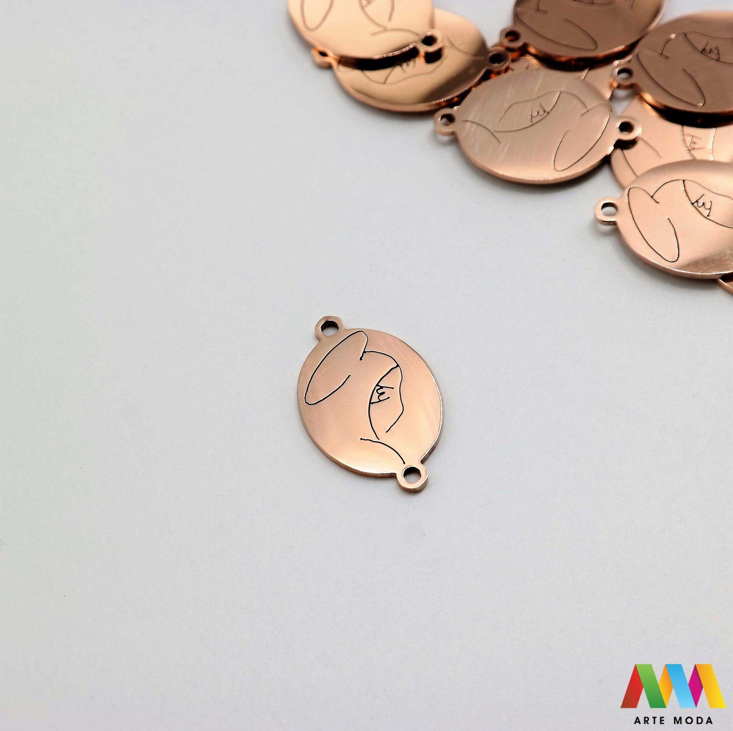 sveta majka božja gospa sakralni privjesak od čelika privjesak čelik čelični ogrlice ogrlica narukvica narukvice nehrđajući krunica privjesci izrađeni od nehrđajućeg čelika 316L koji služe za izradu nakita poput narukvica ili ogrlica najčešće se koriste za izradu krunica arte moda