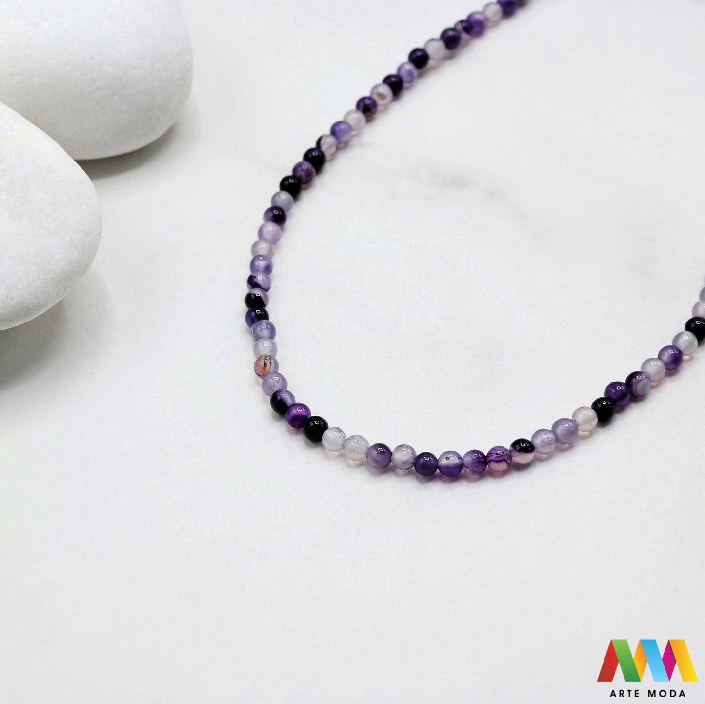 poludragi kamen ahat kristal kalcedon polu dragi poludrago kamenje dragulj mineral kvarc Ahat je jedan od najrasprostranjenijih kristala na planeti Ahat spada u grupu kalcedona izrazito je dekorativan te se od njega izrađuje lijepi nakit i ukrasni predmeti U Hrvatskoj je poznati Lepoglavski Ahat s brda Gaveznica