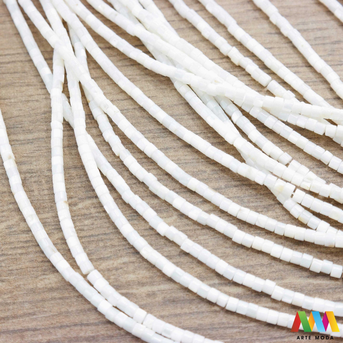 sedef školjka mekušac biser puž glavonožac kalcijev karbonat hitin poludrago kamenje repromaterijal poludragi kamen mineral Sedef je lako prepoznatljiva glatka tvar duginih boja koja tvori unutarnji sloj školjke određenih vrsta mekušaca i prekriva vanjski sloj bisera Sastoji se od kalcijevog karbonata kojeg izlučuju neki morski i slatkovodni mekušci te ga ova struktura čini otpornim na oštećenja dajući joj prepoznatljivi i jedinstveni sedefasti sjaj arte moda repromaterijal