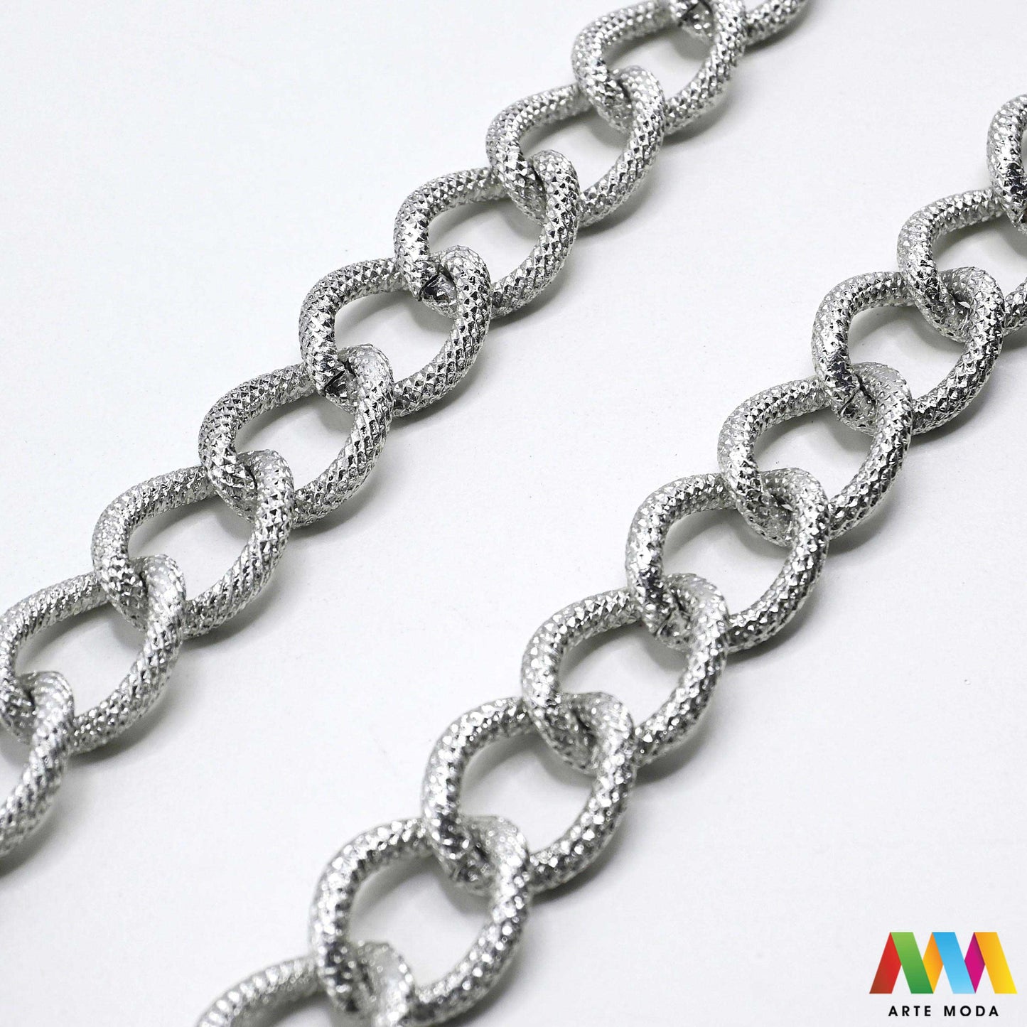 aluminijski lanac torbe ruksak nakit lagani izrada aluminij DIY materijal remen ogrlice narukvice karike ručke pribor komponente ukrasni repromaterijal Želite lagan i trendi materijal Aluminijski lanci savršeni su za vaše projekte Idealni su za izradu laganih remena za torbe ili statement nakita ogrlice narukvice Lakši su od klasičnih metala ne opterećuju i dolaze u raznim bojama i debljinama Lako ih je rezati i oblikovati laganu eleganciju za svoj uradi sam nakit i modne dodatke arte moda repromaterijal