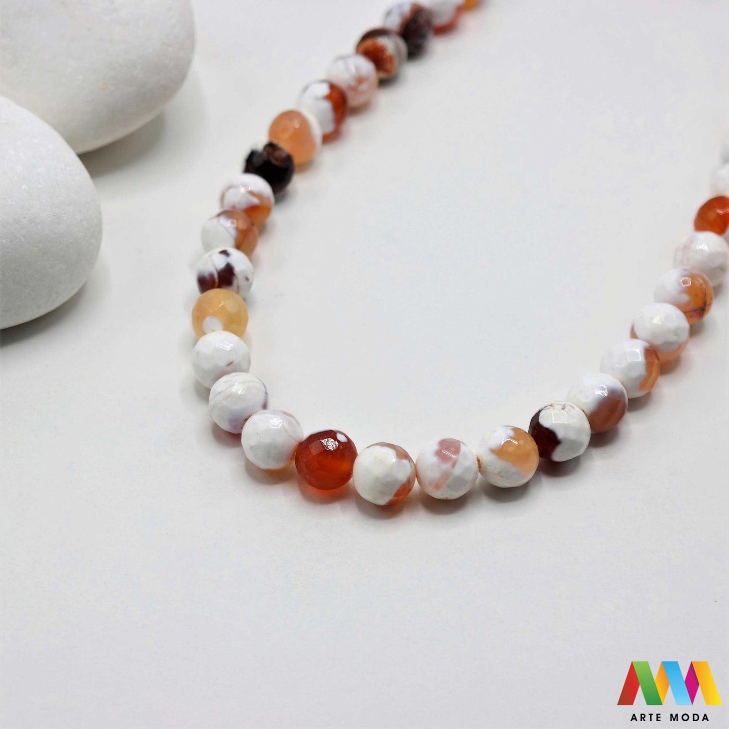 poludragi kamen ahat kristal kalcedon polu dragi poludrago kamenje dragulj mineral kvarc Ahat je jedan od najrasprostranjenijih kristala na planeti Ahat spada u grupu kalcedona izrazito je dekorativan te se od njega izrađuje lijepi nakit i ukrasni predmeti U Hrvatskoj je poznati Lepoglavski Ahat s brda Gaveznica