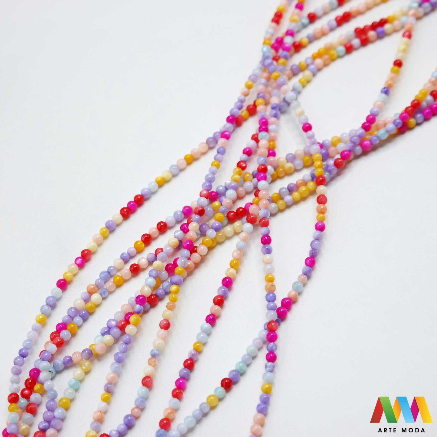 sedef školjka mekušac biser puž glavonožac kalcijev karbonat hitin poludrago kamenje repromaterijal poludragi kamen mineral Sedef je lako prepoznatljiva glatka tvar duginih boja koja tvori unutarnji sloj školjke određenih vrsta mekušaca i prekriva vanjski sloj bisera Sastoji se od kalcijevog karbonata kojeg izlučuju neki morski i slatkovodni mekušci te ga ova struktura čini otpornim na oštećenja dajući joj prepoznatljivi i jedinstveni sedefasti sjaj arte moda repromaterijal