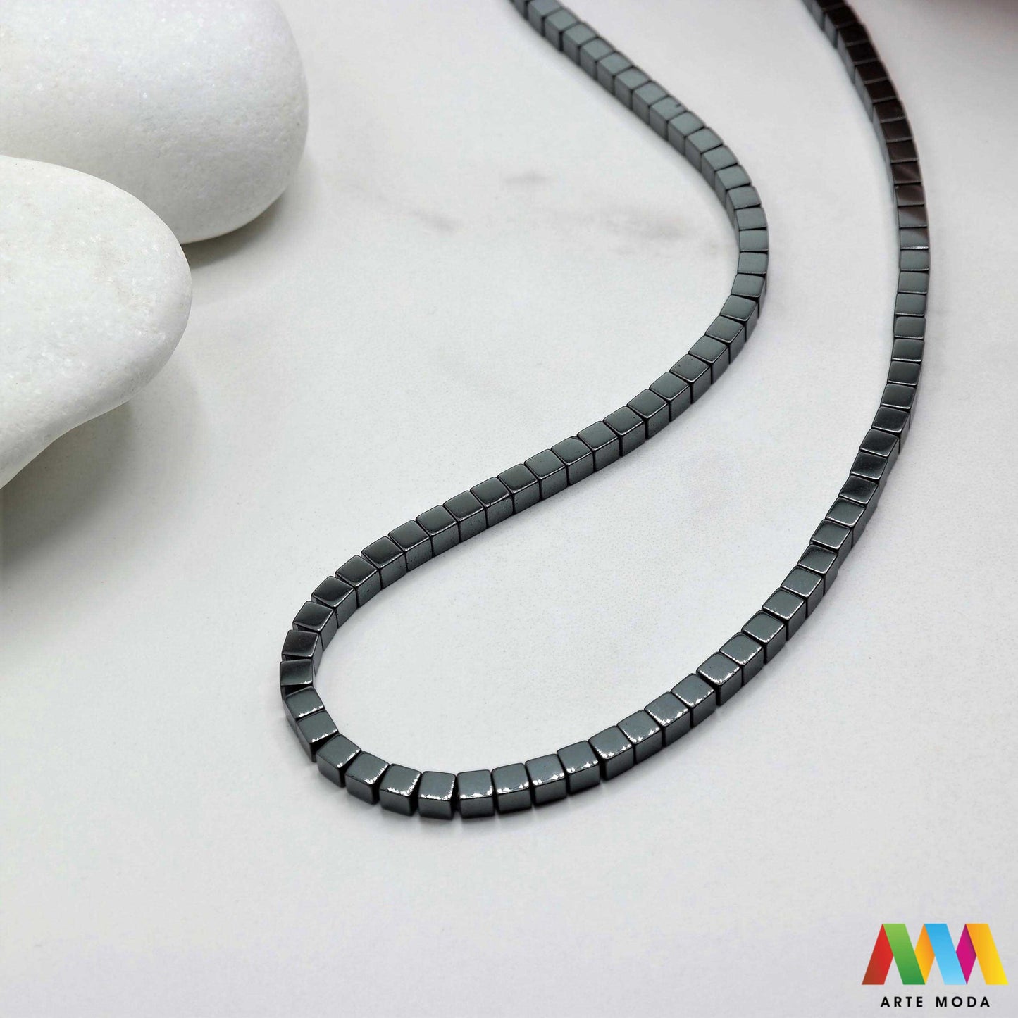 hematit krvavi kamen poludragi mineral metalni sjaj kvarc zrcalo kristal prirodni metalik meditacija zaštita repromaterijal Hematit (ili krvavi kamen) je prirodni mineral smeđe sive ili crne boje karakteriziran prisustvom hladnog metalnog sjaja Vjeruje se da pomaže u jačanju volje samopouzdanja i povezanosti s majkom zemljom Nakit izrađen od njega fascinira svojim tajanstvenim zrcalnim sjajem