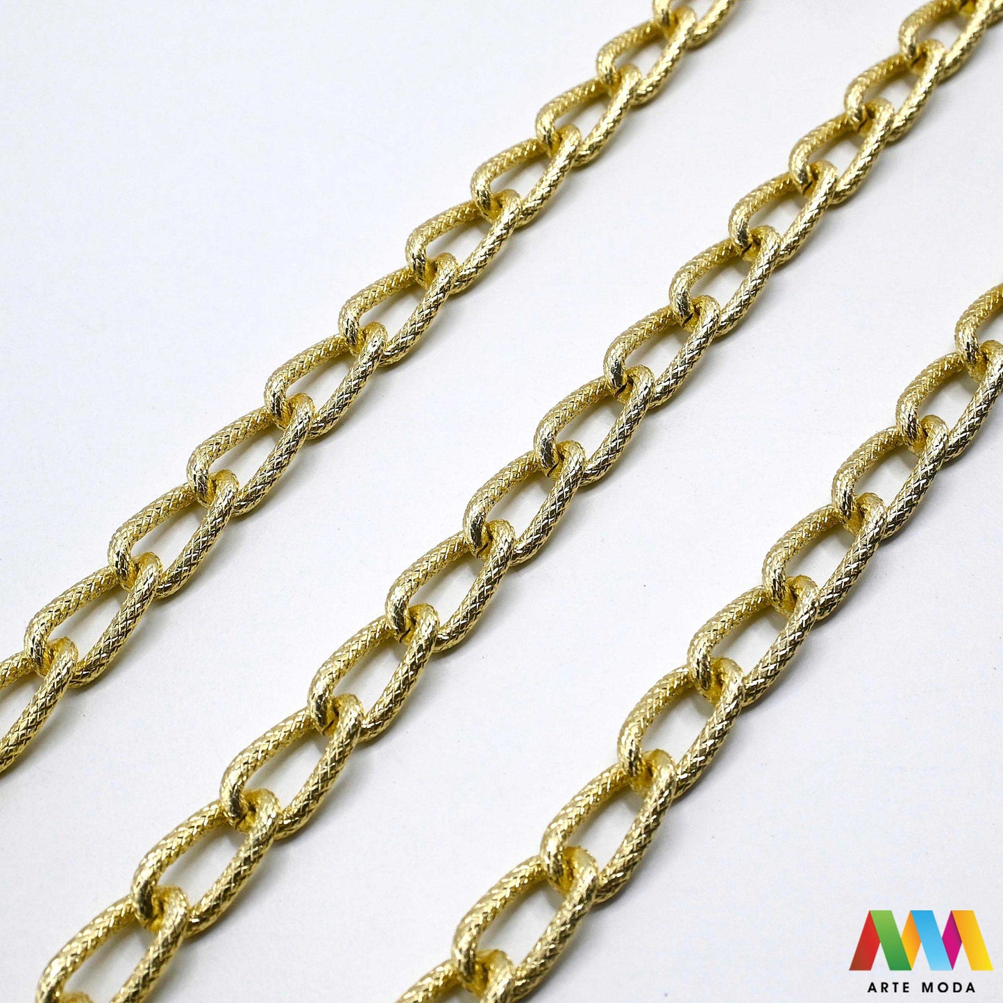 aluminijski lanac torbe ruksak nakit lagani izrada aluminij DIY materijal remen ogrlice narukvice karike ručke pribor komponente ukrasni repromaterijal Želite lagan i trendi materijal Aluminijski lanci savršeni su za vaše projekte Idealni su za izradu laganih remena za torbe ili statement nakita ogrlice narukvice Lakši su od klasičnih metala ne opterećuju i dolaze u raznim bojama i debljinama Lako ih je rezati i oblikovati laganu eleganciju za svoj uradi sam nakit i modne dodatke arte moda repromaterijal