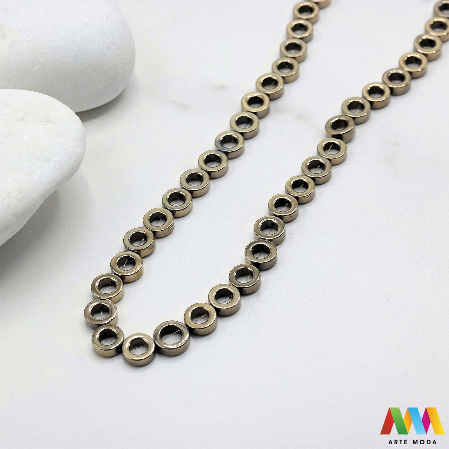 hematit krvavi kamen poludragi mineral metalni sjaj kvarc zrcalo kristal prirodni metalik meditacija zaštita repromaterijal Hematit (ili krvavi kamen) je prirodni mineral smeđe sive ili crne boje karakteriziran prisustvom hladnog metalnog sjaja Vjeruje se da pomaže u jačanju volje samopouzdanja i povezanosti s majkom zemljom Nakit izrađen od njega fascinira svojim tajanstvenim zrcalnim sjajem