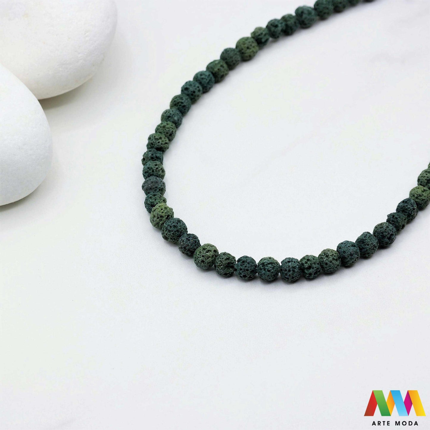 lava kamen vulkanska perle poludragi prirodni mat eterična ulja aromaterapija nakit izrada DIY repromaterijal mineral kristal narukvica ogrlica Tražite jedinstveni materijal za nakit Vulkanska lava je poludragi kamen s moćnom pričom Njegova porozna mat tekstura savršena je za izradu aromaterapijskog nakita jer sjajno upija i difuzira eterična ulja Lagan je simbolizira snagu i uzemljenje te je idealan za unisex i muške narukvice i ogrlice arte moda repromaterijal