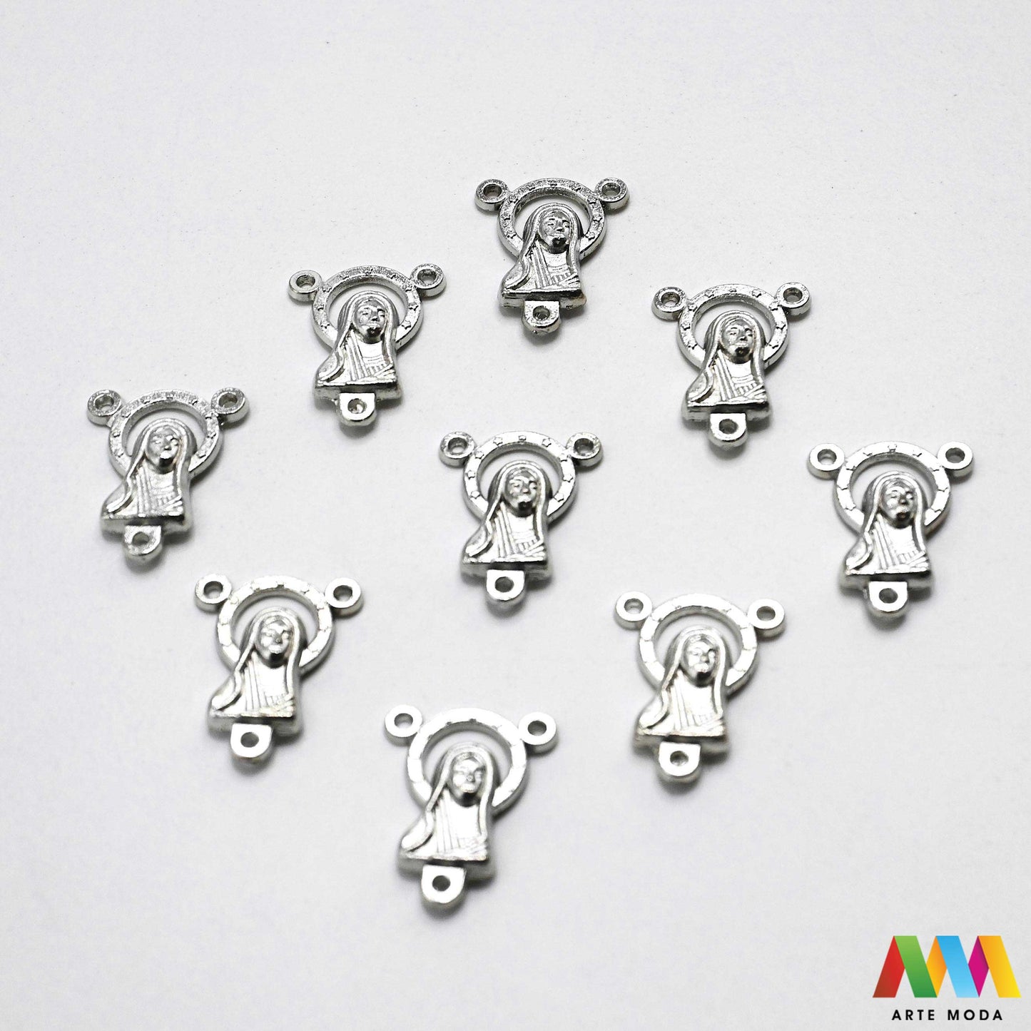 metalni razdjelnik konektor izrada krunice krunica metalni dijelovi krunicu repromaterijal sakralni nakit vjerski križić spojnica krunica perle pribor diy Gospa Neizostavan element za svaku krunicu Ovi kvalitetni metalni razdjelnici poznati i kao konektori služe za spajanje dijelova krunice i naglašavaju njezinu središnju točku Izrađeni od izdržljivog metala naši razdjelnici su savršen izbor za izradu vlastitih krunica bilo da koristite perle staklo ili kamenje arte moda repromaterijal