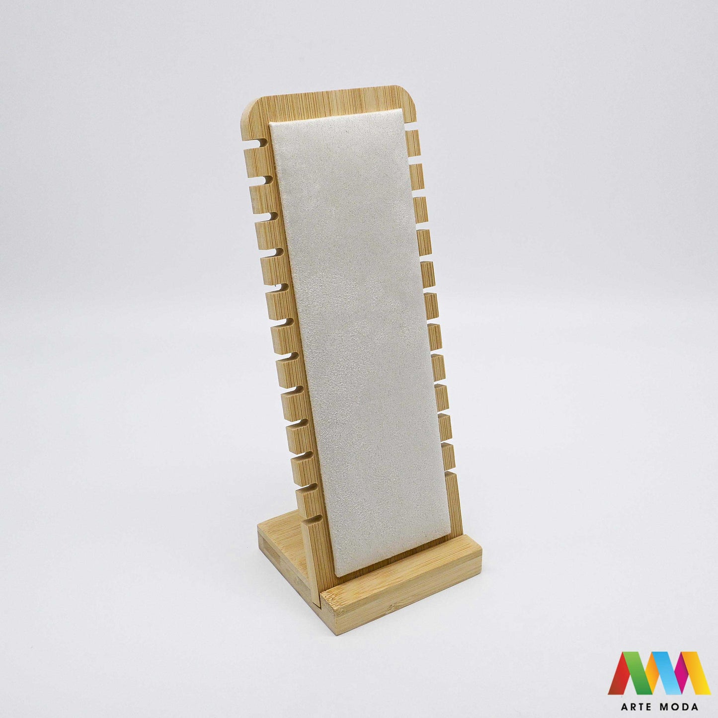 stalci za narukvice naušnica drveni skaj pamučna špaga plišani organizator držač izlaganje nakita oprema butik prezentacija elegantni luksuzni Predstavite svoje narukvice na najljepši način uz naše unikatne drvene stalke presvučene plišom skajem ili pamučnom špagom Svaki stalak pruža savršenu podlogu koja štiti nakit od ogrebotina istovremeno nudeći raznolikost tekstura i stilova – od nježne elegancije pliša preko moderne profinjenosti skaja do rustikalnog šarma pamučne špage arte moda repromaterijal