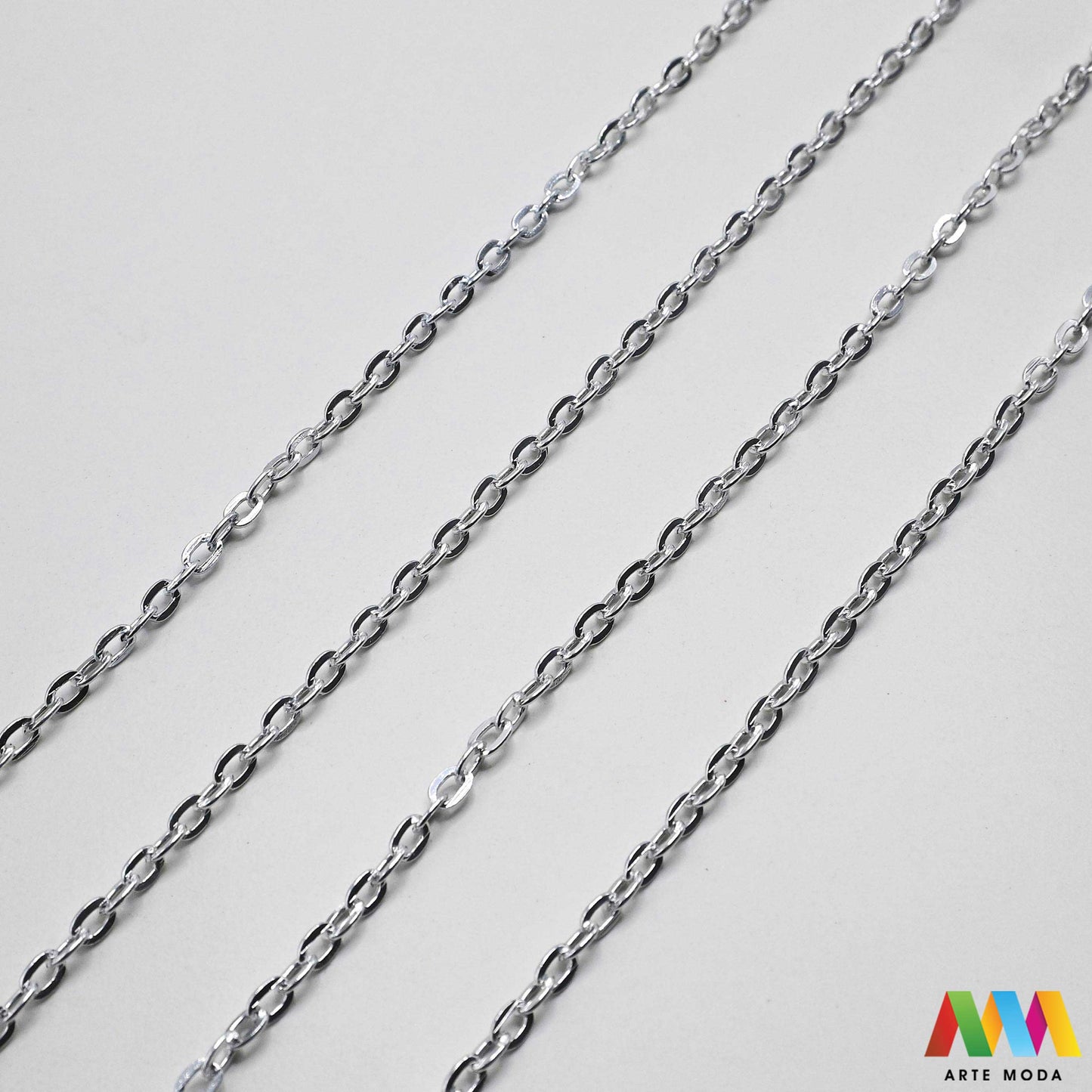 aluminijski lanac torbe ruksak nakit lagani izrada aluminij DIY materijal remen ogrlice narukvice karike ručke pribor komponente ukrasni repromaterijal Želite lagan i trendi materijal Aluminijski lanci savršeni su za vaše projekte Idealni su za izradu laganih remena za torbe ili statement nakita ogrlice narukvice Lakši su od klasičnih metala ne opterećuju i dolaze u raznim bojama i debljinama Lako ih je rezati i oblikovati laganu eleganciju za svoj uradi sam nakit i modne dodatke arte moda repromaterijal