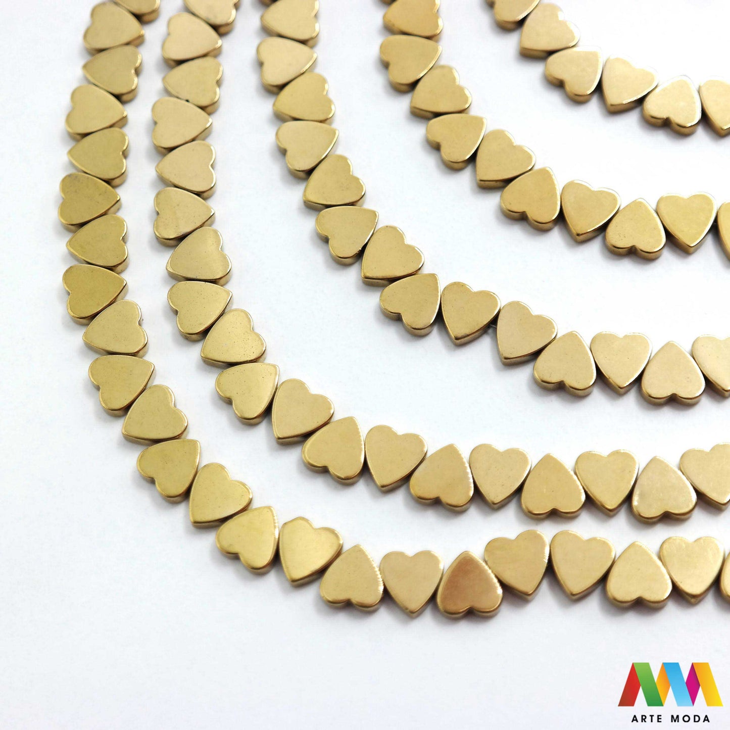 hematit krvavi kamen poludragi mineral metalni sjaj kvarc zrcalo kristal prirodni metalik meditacija zaštita repromaterijal Hematit (ili krvavi kamen) je prirodni mineral smeđe sive ili crne boje karakteriziran prisustvom hladnog metalnog sjaja Vjeruje se da pomaže u jačanju volje samopouzdanja i povezanosti s majkom zemljom Nakit izrađen od njega fascinira svojim tajanstvenim zrcalnim sjajem