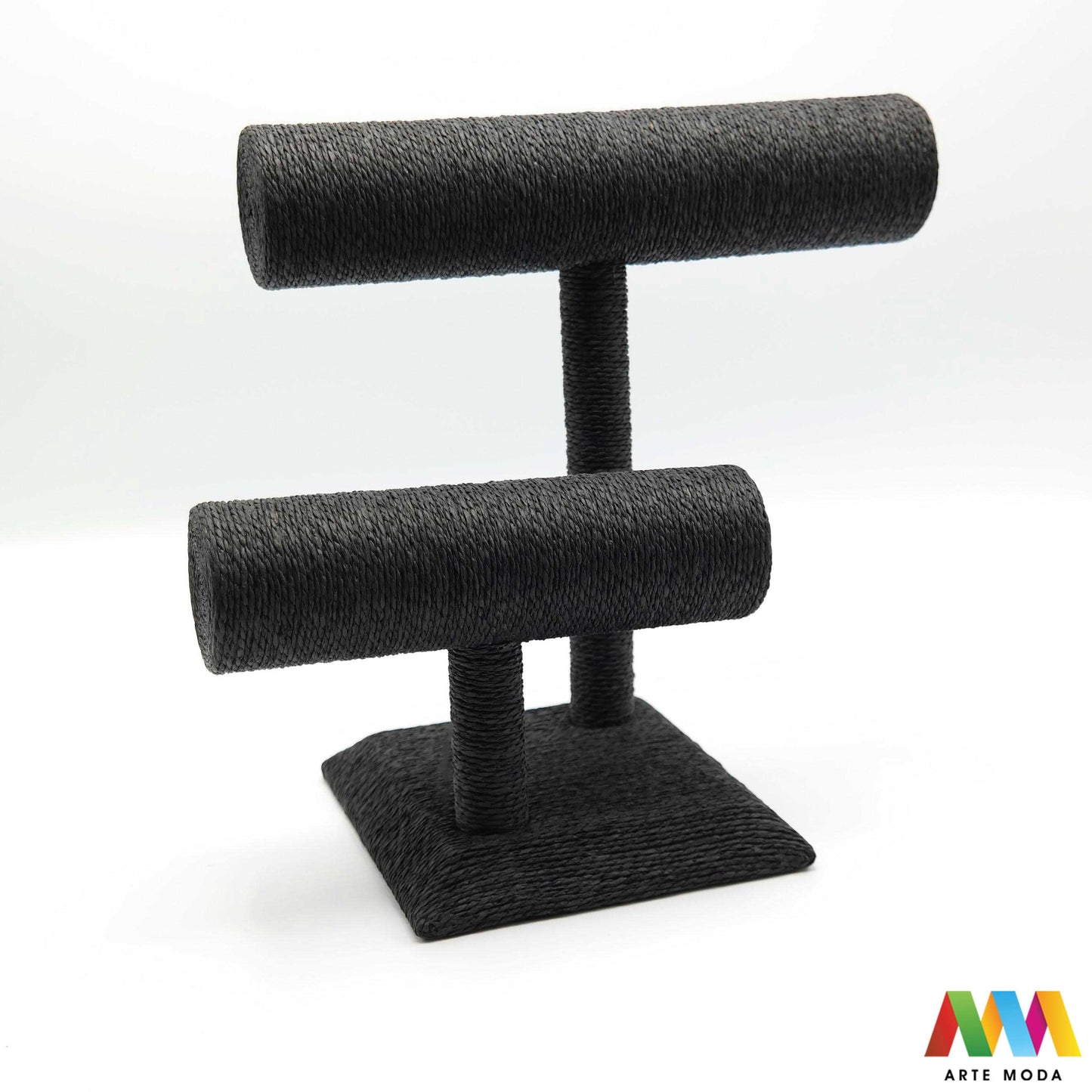 stalci za narukvice naušnica drveni skaj pamučna špaga plišani organizator držač izlaganje nakita oprema butik prezentacija elegantni luksuzni Predstavite svoje narukvice na najljepši način uz naše unikatne drvene stalke presvučene plišom skajem ili pamučnom špagom Svaki stalak pruža savršenu podlogu koja štiti nakit od ogrebotina istovremeno nudeći raznolikost tekstura i stilova – od nježne elegancije pliša preko moderne profinjenosti skaja do rustikalnog šarma pamučne špage arte moda repromaterijal