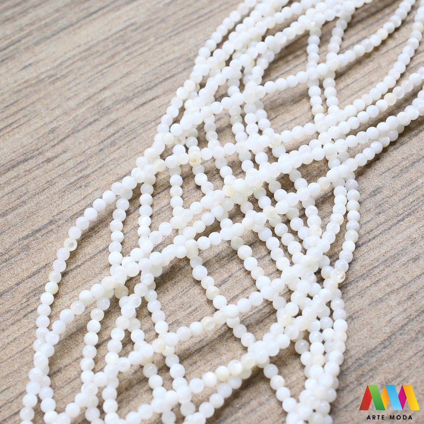 sedef školjka mekušac biser puž glavonožac kalcijev karbonat hitin poludrago kamenje repromaterijal poludragi kamen mineral Sedef je lako prepoznatljiva glatka tvar duginih boja koja tvori unutarnji sloj školjke određenih vrsta mekušaca i prekriva vanjski sloj bisera Sastoji se od kalcijevog karbonata kojeg izlučuju neki morski i slatkovodni mekušci te ga ova struktura čini otpornim na oštećenja dajući joj prepoznatljivi i jedinstveni sedefasti sjaj arte moda repromaterijal