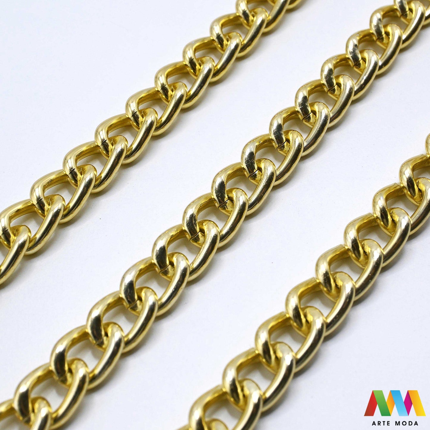 aluminijski lanac torbe ruksak nakit lagani izrada aluminij DIY materijal remen ogrlice narukvice karike ručke pribor komponente ukrasni repromaterijal Želite lagan i trendi materijal Aluminijski lanci savršeni su za vaše projekte Idealni su za izradu laganih remena za torbe ili statement nakita ogrlice narukvice Lakši su od klasičnih metala ne opterećuju i dolaze u raznim bojama i debljinama Lako ih je rezati i oblikovati laganu eleganciju za svoj uradi sam nakit i modne dodatke arte moda repromaterijal