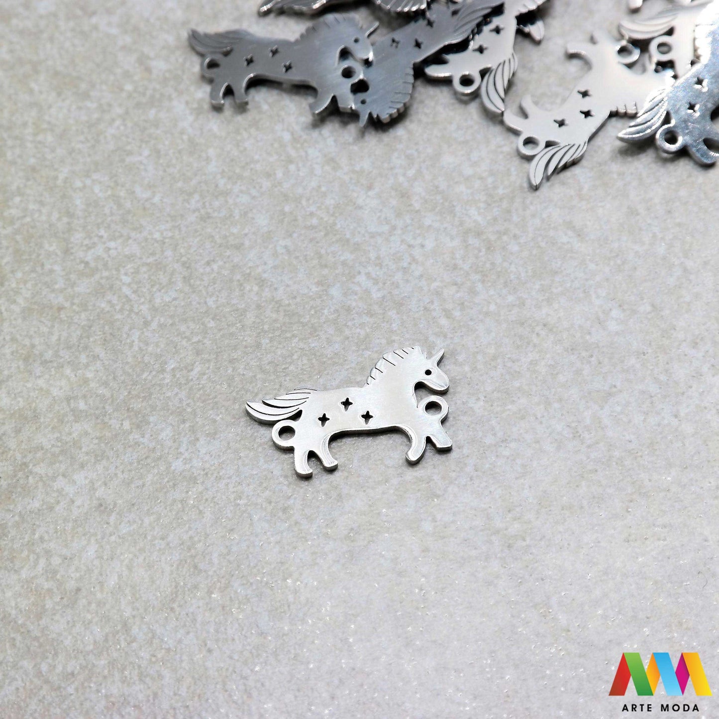 jednorog privjesak s dvije rupe dve od čelika repromaterijal čelični ogrlice ogrlica narukvica narukvice nanožnica nehrđajući Privjesci izrađeni od nehrđajućeg čelika 316L koji služe za izradu nakita poput narukvica ili ogrlica najčešće se koriste za nizanje ili uz pomoć alkice se stavljaju na sajlu gumu flaks i ostale materijale