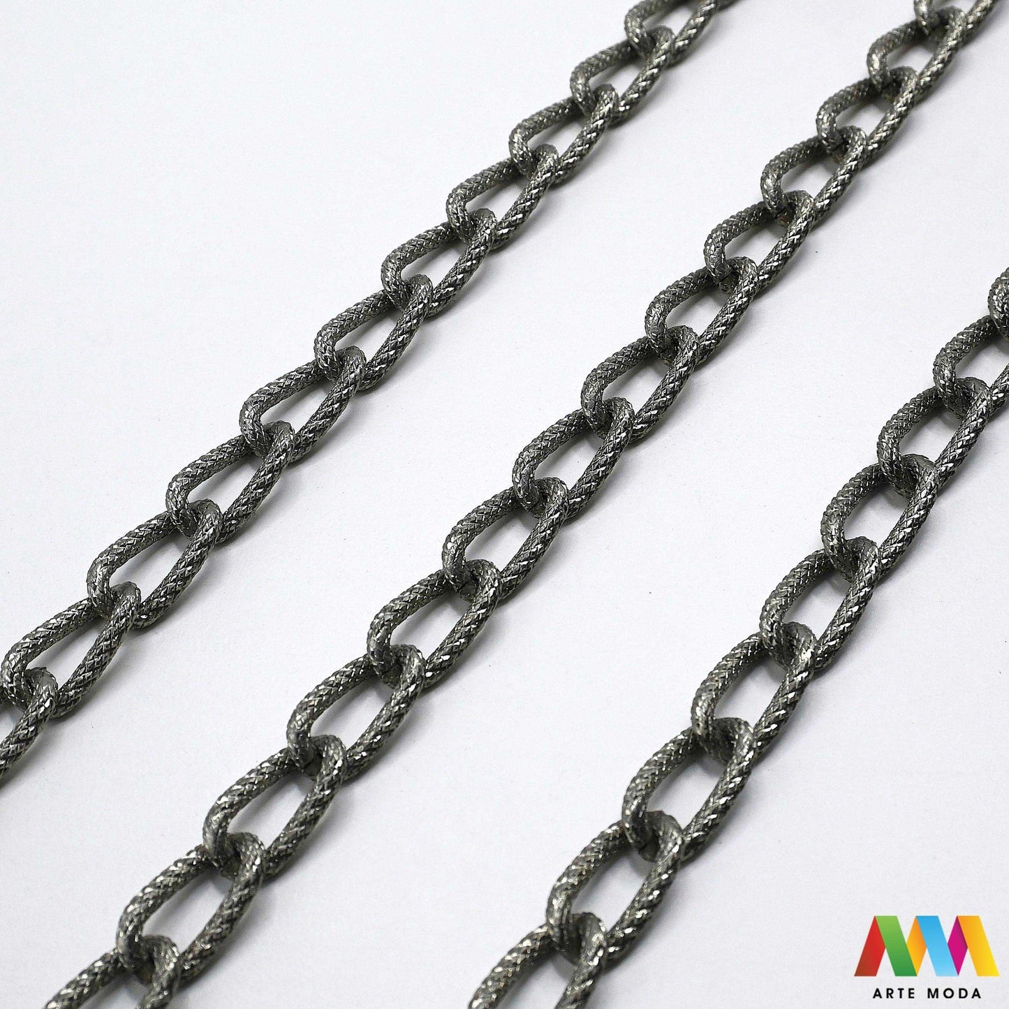 aluminijski lanac torbe ruksak nakit lagani izrada aluminij DIY materijal remen ogrlice narukvice karike ručke pribor komponente ukrasni repromaterijal Želite lagan i trendi materijal Aluminijski lanci savršeni su za vaše projekte Idealni su za izradu laganih remena za torbe ili statement nakita ogrlice narukvice Lakši su od klasičnih metala ne opterećuju i dolaze u raznim bojama i debljinama Lako ih je rezati i oblikovati laganu eleganciju za svoj uradi sam nakit i modne dodatke arte moda repromaterijal