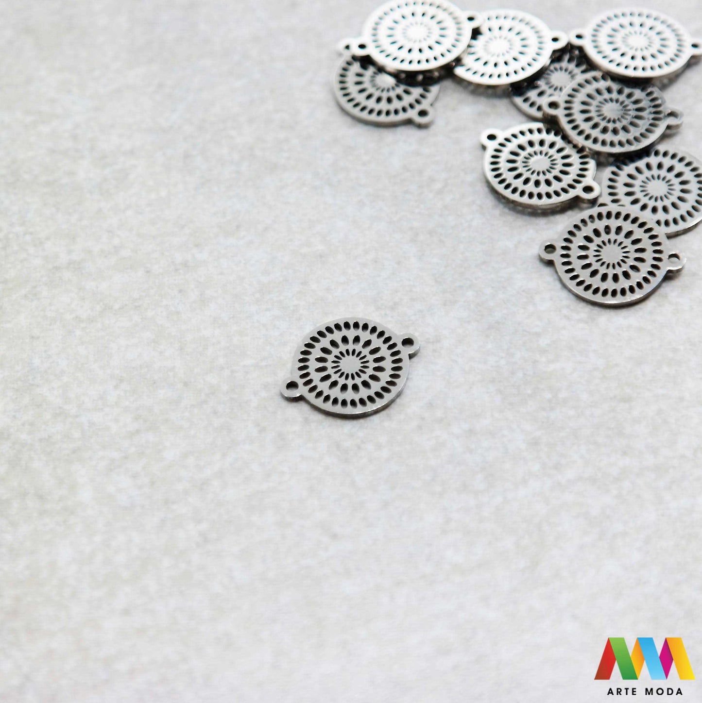 cvijet privjesak s dvije rupe dve od čelika repromaterijal čelični ogrlice ogrlica narukvica narukvice nanožnica nehrđajući Privjesci izrađeni od nehrđajućeg čelika 316L koji služe za izradu nakita poput narukvica ili ogrlica najčešće se koriste za nizanje ili uz pomoć alkice se stavljaju na sajlu gumu flaks i ostale materijale