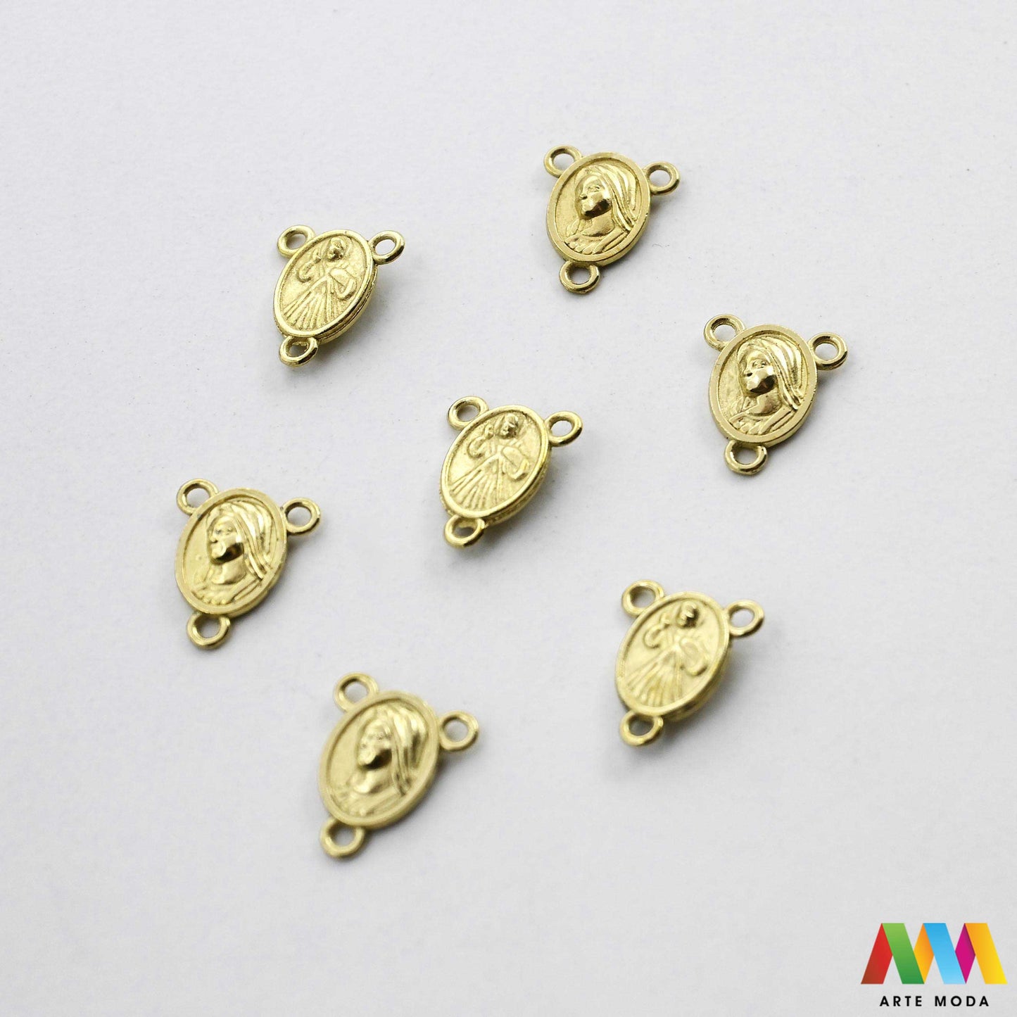 metalni razdjelnik konektor izrada krunice krunica metalni dijelovi krunicu repromaterijal sakralni nakit vjerski križić spojnica krunica perle pribor diy Gospa i Milosrdni Isus Neizostavan element za svaku krunicu Ovi kvalitetni metalni razdjelnici poznati i kao konektori služe za spajanje dijelova krunice i naglašavaju njezinu središnju točku Izrađeni od izdržljivog metala naši razdjelnici su savršen izbor za izradu vlastitih krunica bilo da koristite perle staklo ili kamenje arte moda repromaterijal