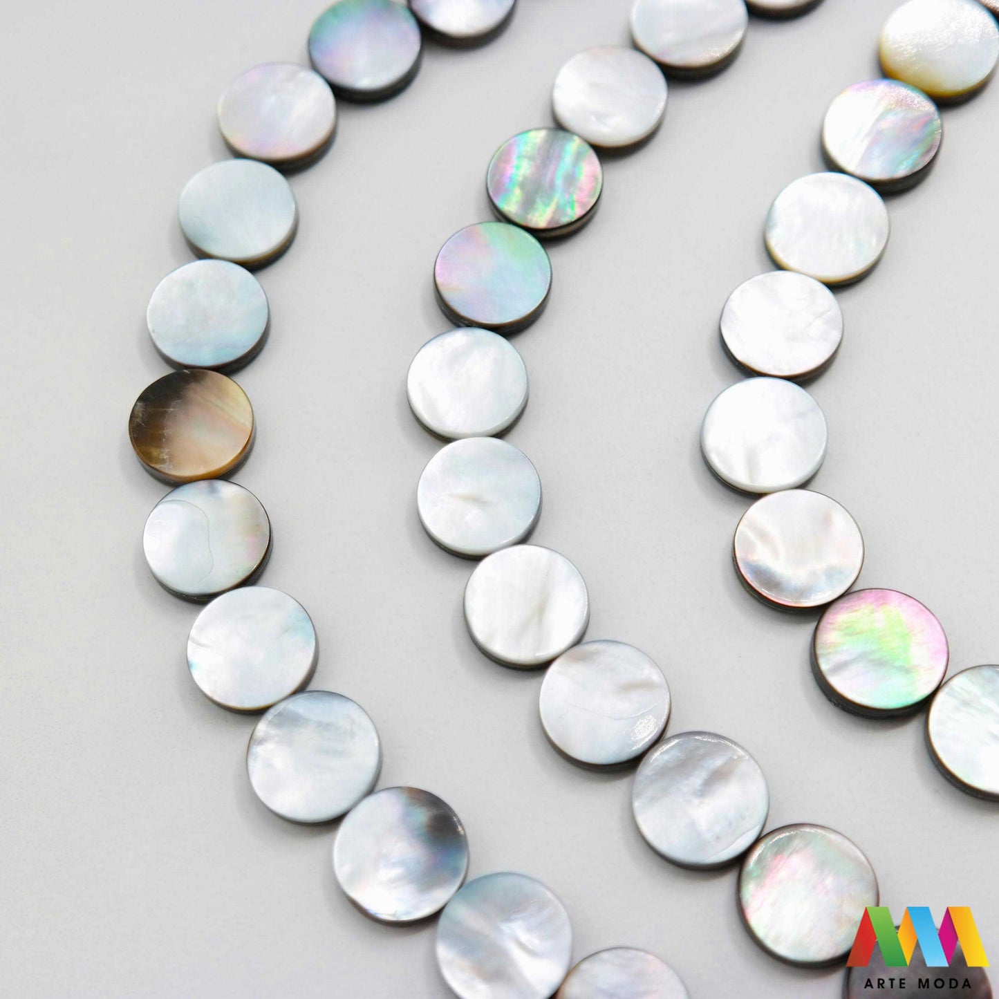 sedef školjka mekušac biser puž glavonožac kalcijev karbonat hitin poludrago kamenje repromaterijal poludragi kamen mineral Sedef je lako prepoznatljiva glatka tvar duginih boja koja tvori unutarnji sloj školjke određenih vrsta mekušaca i prekriva vanjski sloj bisera Sastoji se od kalcijevog karbonata kojeg izlučuju neki morski i slatkovodni mekušci te ga ova struktura čini otpornim na oštećenja dajući joj prepoznatljivi i jedinstveni sedefasti sjaj arte moda repromaterijal