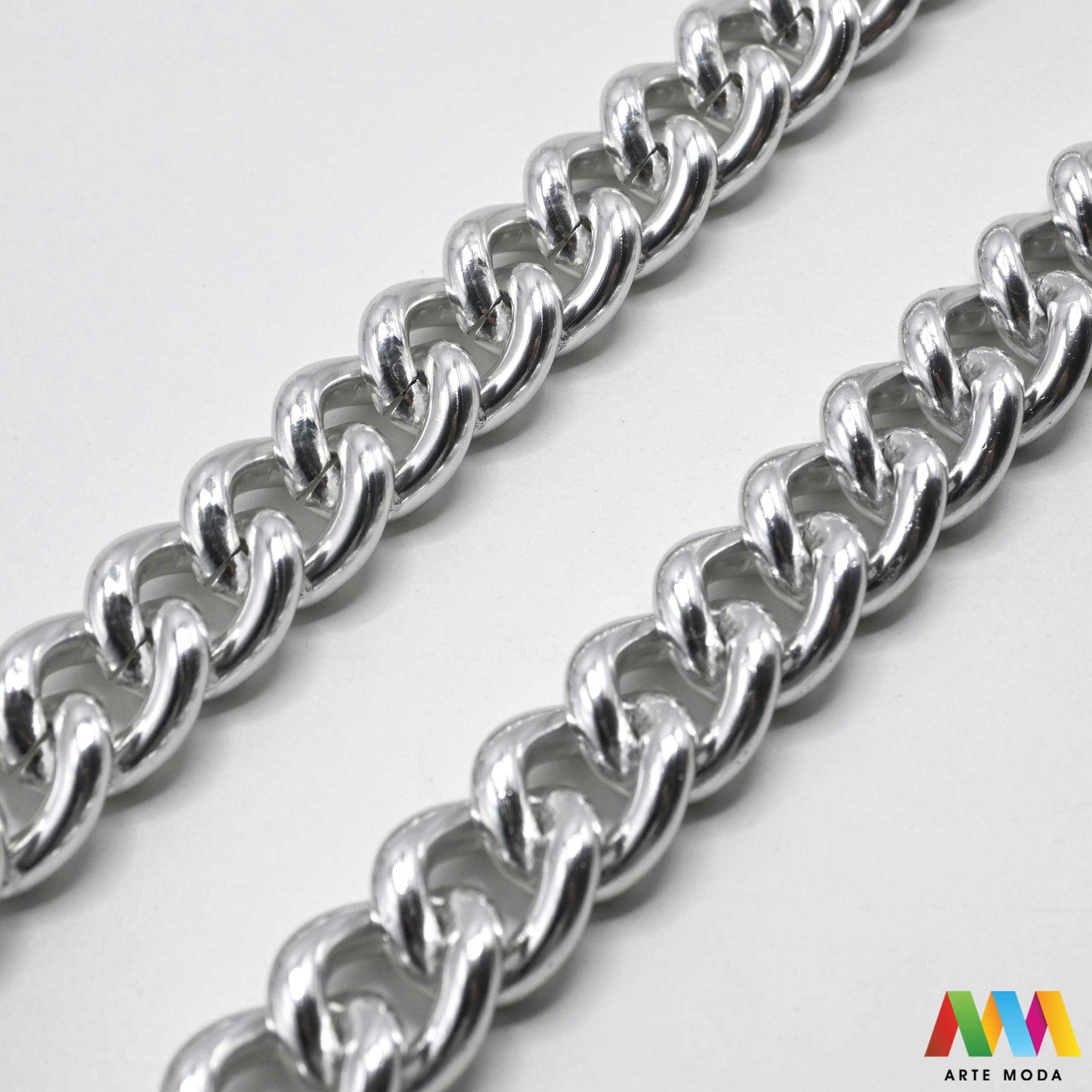 aluminijski lanac torbe ruksak nakit lagani izrada aluminij DIY materijal remen ogrlice narukvice karike ručke pribor komponente ukrasni repromaterijal Želite lagan i trendi materijal Aluminijski lanci savršeni su za vaše projekte Idealni su za izradu laganih remena za torbe ili statement nakita ogrlice narukvice Lakši su od klasičnih metala ne opterećuju i dolaze u raznim bojama i debljinama Lako ih je rezati i oblikovati laganu eleganciju za svoj uradi sam nakit i modne dodatke arte moda repromaterijal