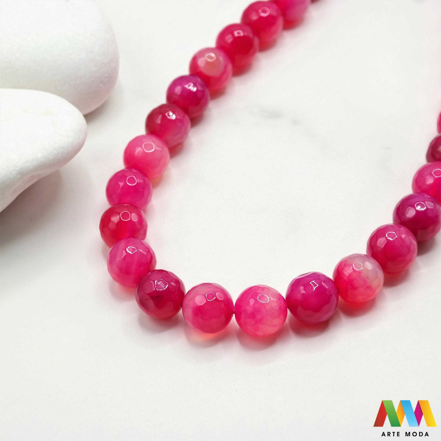 poludragi kamen ahat kristal kalcedon polu dragi poludrago kamenje dragulj mineral kvarc Ahat je jedan od najrasprostranjenijih kristala na planeti Ahat spada u grupu kalcedona izrazito je dekorativan te se od njega izrađuje lijepi nakit i ukrasni predmeti U Hrvatskoj je poznati Lepoglavski Ahat s brda Gaveznica