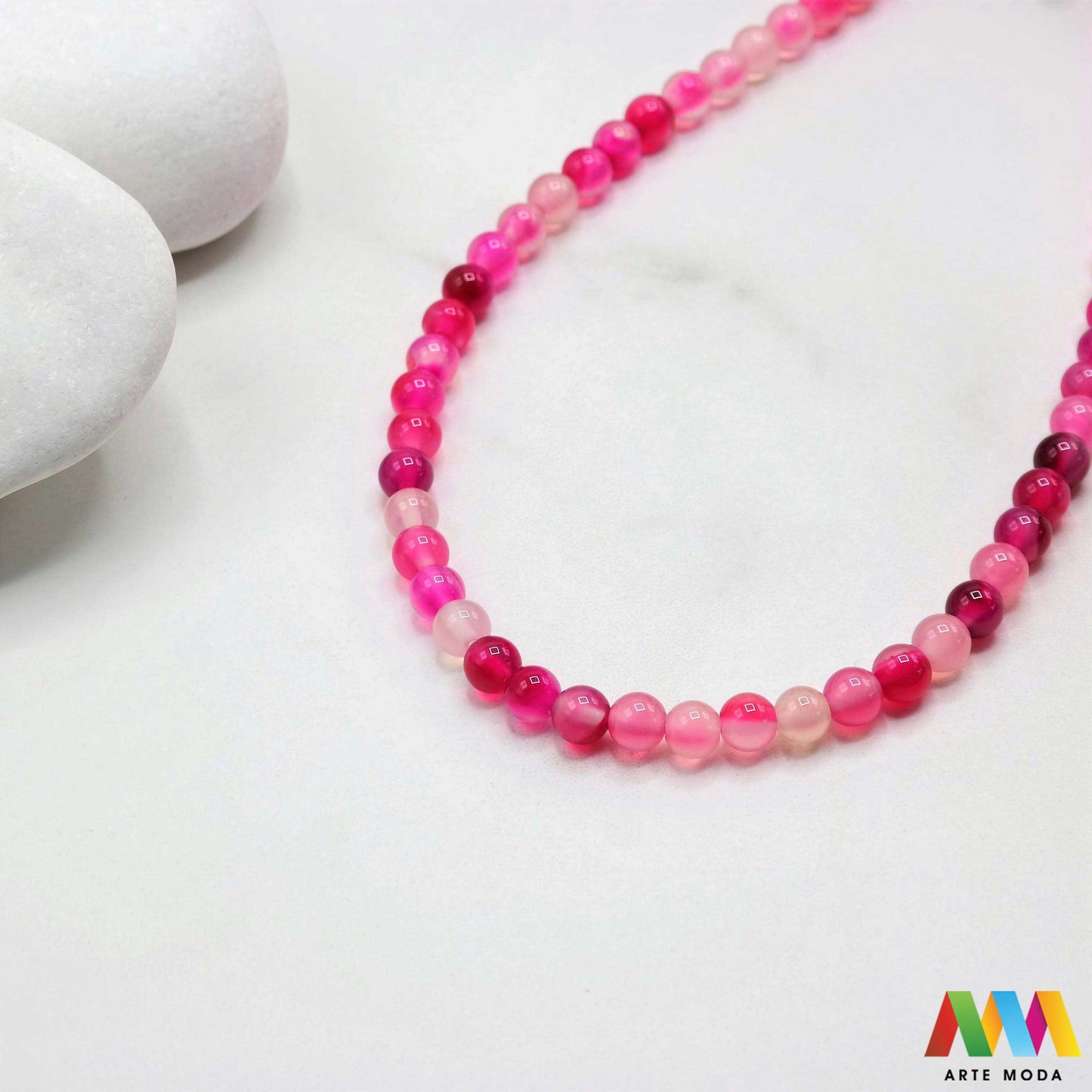 poludragi kamen ahat kristal kalcedon polu dragi poludrago kamenje dragulj mineral kvarc Ahat je jedan od najrasprostranjenijih kristala na planeti Ahat spada u grupu kalcedona izrazito je dekorativan te se od njega izrađuje lijepi nakit i ukrasni predmeti U Hrvatskoj je poznati Lepoglavski Ahat s brda Gaveznica