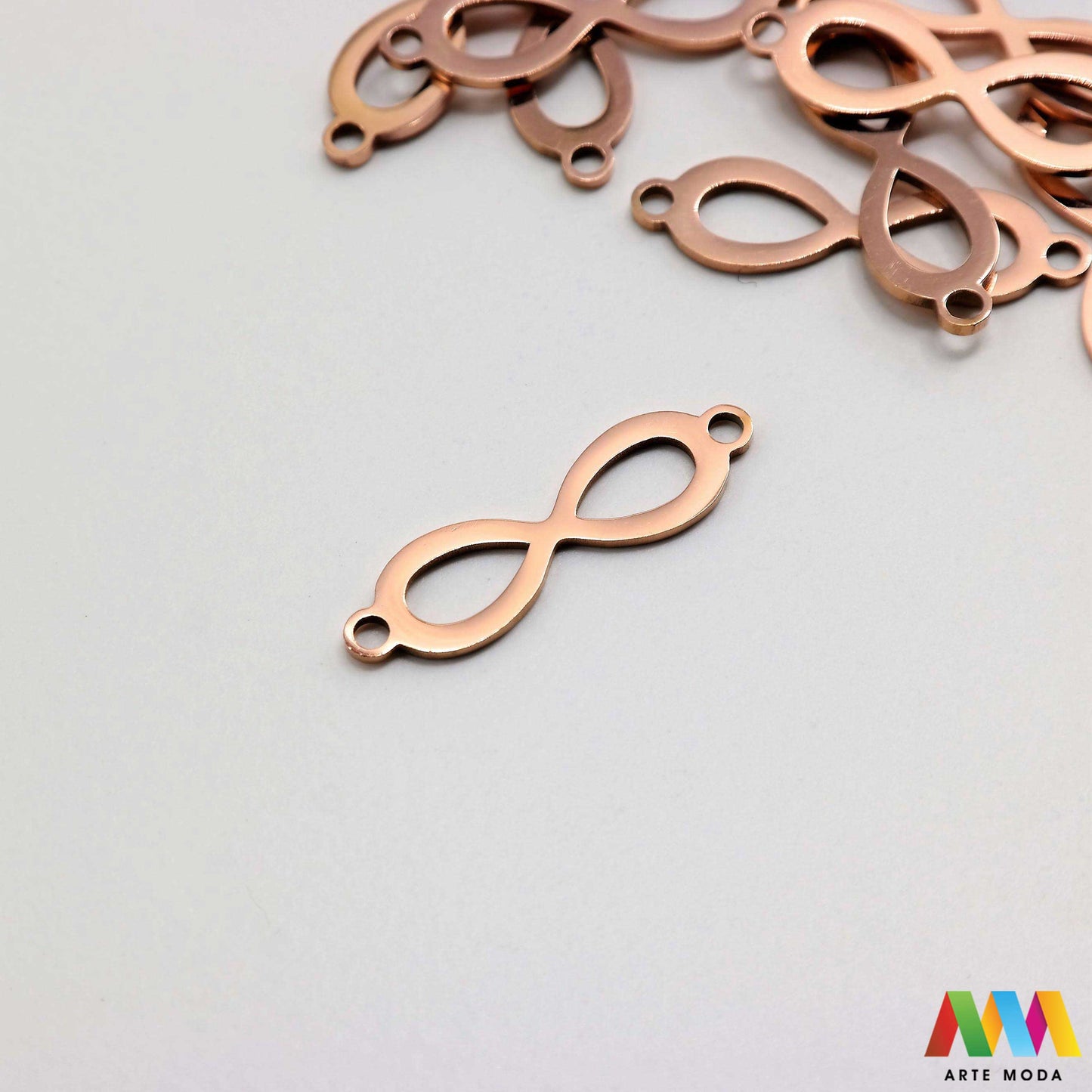 beskonačno privjesak s dvije rupe dve od čelika repromaterijal čelični ogrlice ogrlica narukvica narukvice nanožnica nehrđajući Privjesci izrađeni od nehrđajućeg čelika 316L koji služe za izradu nakita poput narukvica ili ogrlica najčešće se koriste za nizanje ili uz pomoć alkice se stavljaju na sajlu gumu flaks i ostale materijale