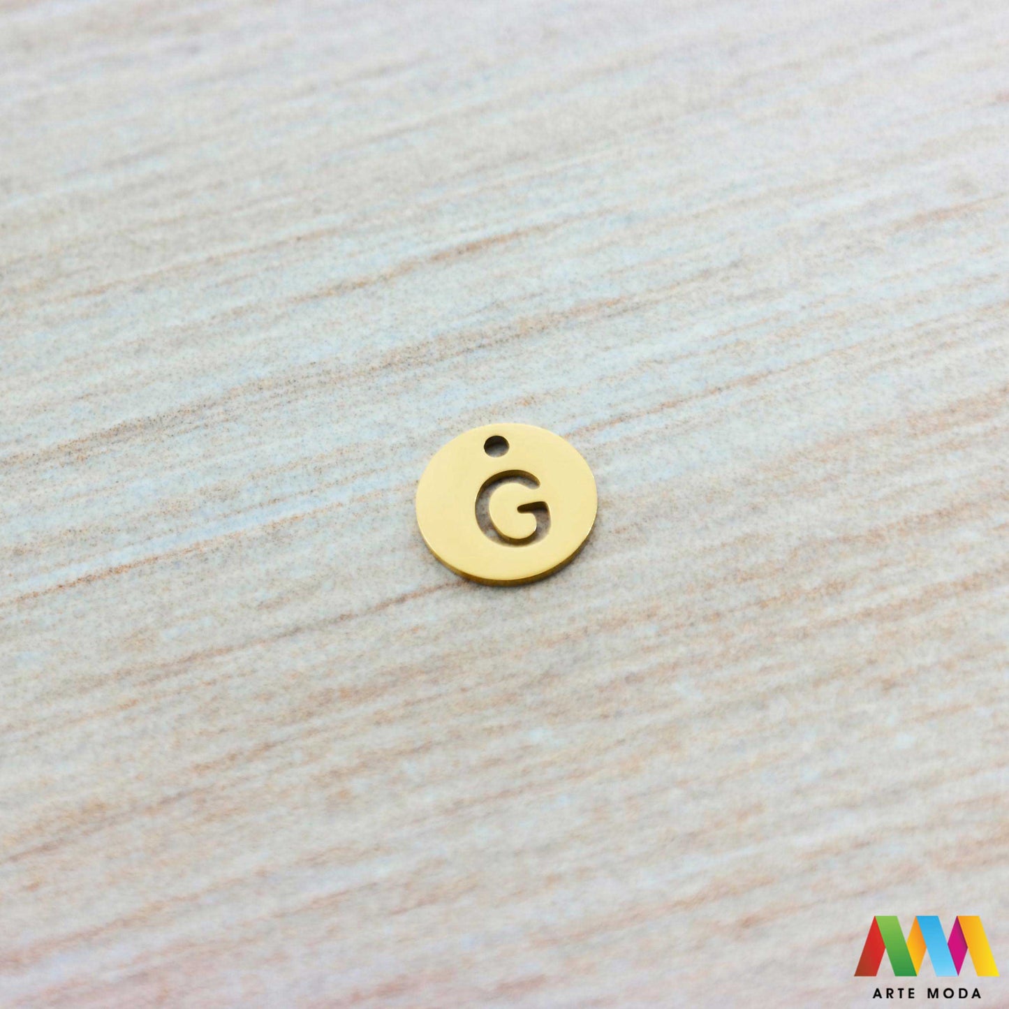 G slovo slova privjesak s jednom rupom privjesak od čelika privjesak čelik repromaterijal čelični ogrlice ogrlica narukvica narukvice nanožnica nehrđajući Slova izrađena od nehrđajućeg čelika 316L koja služe za izradu nakita poput narukvica ili ogrlica najčešće se koriste za nizanje na sajlu gumu flaks i ostale materijale