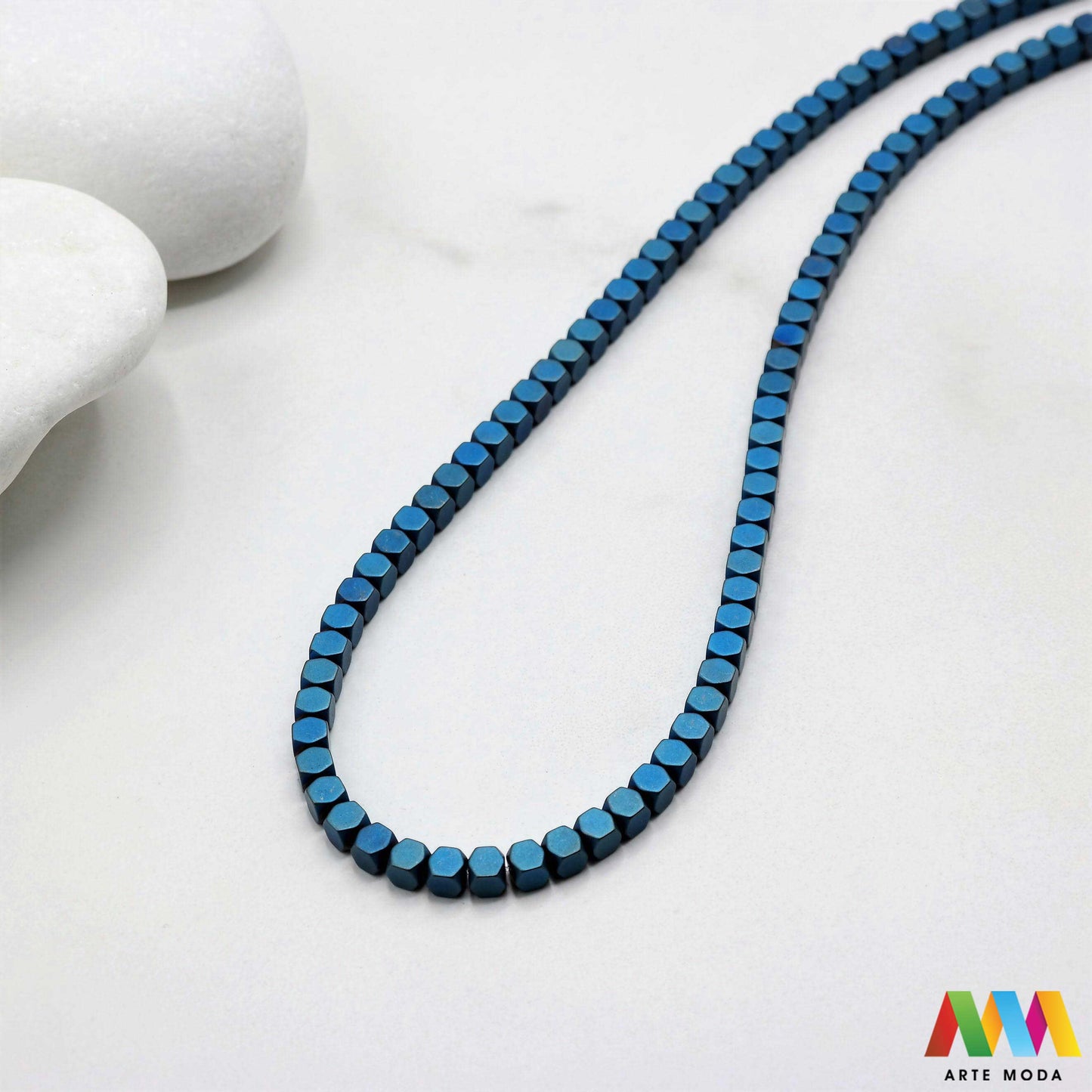 hematit krvavi kamen poludragi mineral metalni sjaj kvarc zrcalo kristal prirodni metalik meditacija zaštita repromaterijal Hematit (ili krvavi kamen) je prirodni mineral smeđe sive ili crne boje karakteriziran prisustvom hladnog metalnog sjaja Vjeruje se da pomaže u jačanju volje samopouzdanja i povezanosti s majkom zemljom Nakit izrađen od njega fascinira svojim tajanstvenim zrcalnim sjajem