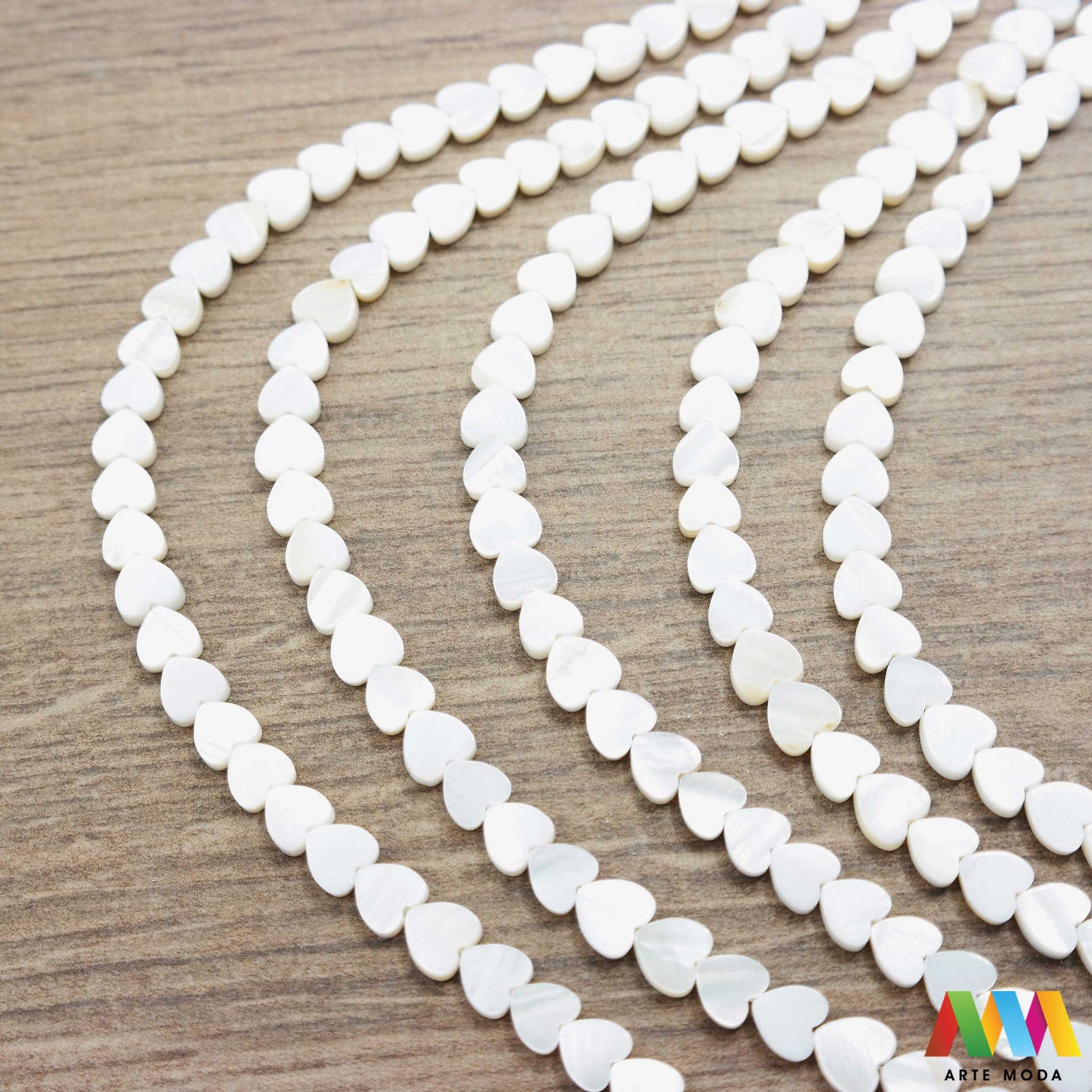 sedef školjka mekušac biser puž glavonožac kalcijev karbonat hitin poludrago kamenje repromaterijal poludragi kamen mineral Sedef je lako prepoznatljiva glatka tvar duginih boja koja tvori unutarnji sloj školjke određenih vrsta mekušaca i prekriva vanjski sloj bisera Sastoji se od kalcijevog karbonata kojeg izlučuju neki morski i slatkovodni mekušci te ga ova struktura čini otpornim na oštećenja dajući joj prepoznatljivi i jedinstveni sedefasti sjaj arte moda repromaterijal