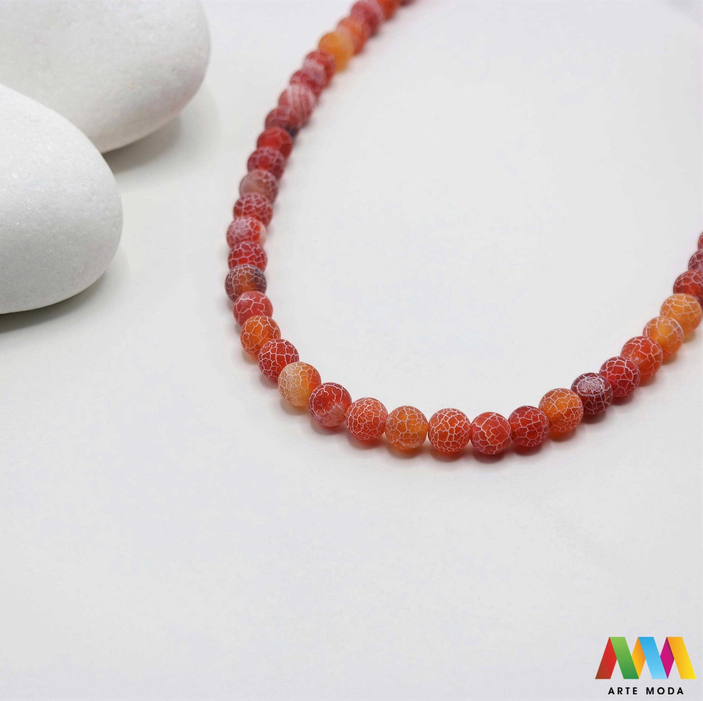 poludragi kamen ahat kristal kalcedon polu dragi poludrago kamenje dragulj mineral kvarc Ahat je jedan od najrasprostranjenijih kristala na planeti Ahat spada u grupu kalcedona izrazito je dekorativan te se od njega izrađuje lijepi nakit i ukrasni predmeti U Hrvatskoj je poznati Lepoglavski Ahat s brda Gaveznica