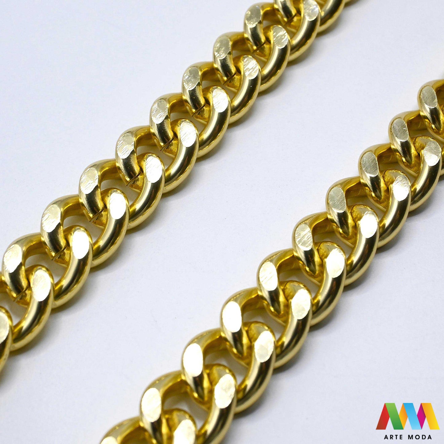 aluminijski lanac torbe ruksak nakit lagani izrada aluminij DIY materijal remen ogrlice narukvice karike ručke pribor komponente ukrasni repromaterijal Želite lagan i trendi materijal Aluminijski lanci savršeni su za vaše projekte Idealni su za izradu laganih remena za torbe ili statement nakita ogrlice narukvice Lakši su od klasičnih metala ne opterećuju i dolaze u raznim bojama i debljinama Lako ih je rezati i oblikovati laganu eleganciju za svoj uradi sam nakit i modne dodatke arte moda repromaterijal