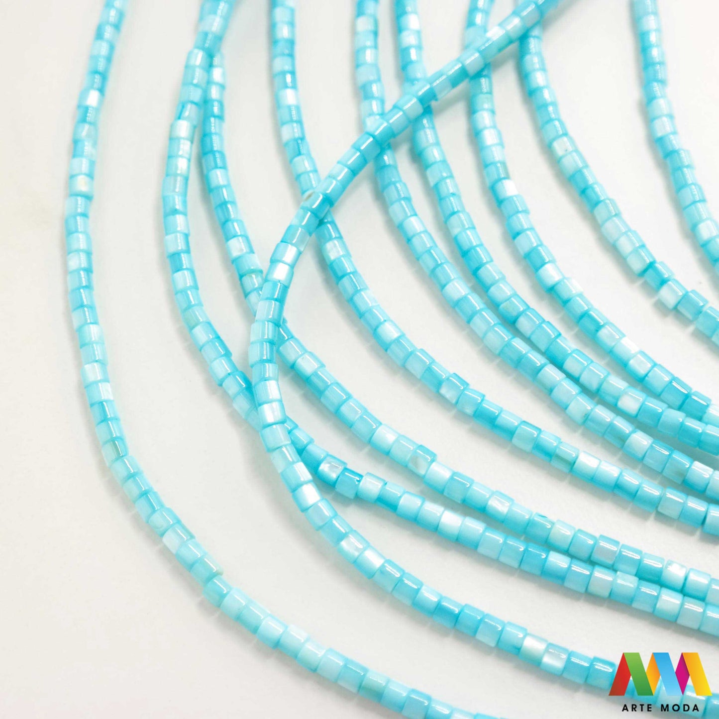 sedef školjka mekušac biser puž glavonožac kalcijev karbonat hitin poludrago kamenje repromaterijal poludragi kamen mineral Sedef je lako prepoznatljiva glatka tvar duginih boja koja tvori unutarnji sloj školjke određenih vrsta mekušaca i prekriva vanjski sloj bisera Sastoji se od kalcijevog karbonata kojeg izlučuju neki morski i slatkovodni mekušci te ga ova struktura čini otpornim na oštećenja dajući joj prepoznatljivi i jedinstveni sedefasti sjaj arte moda repromaterijal