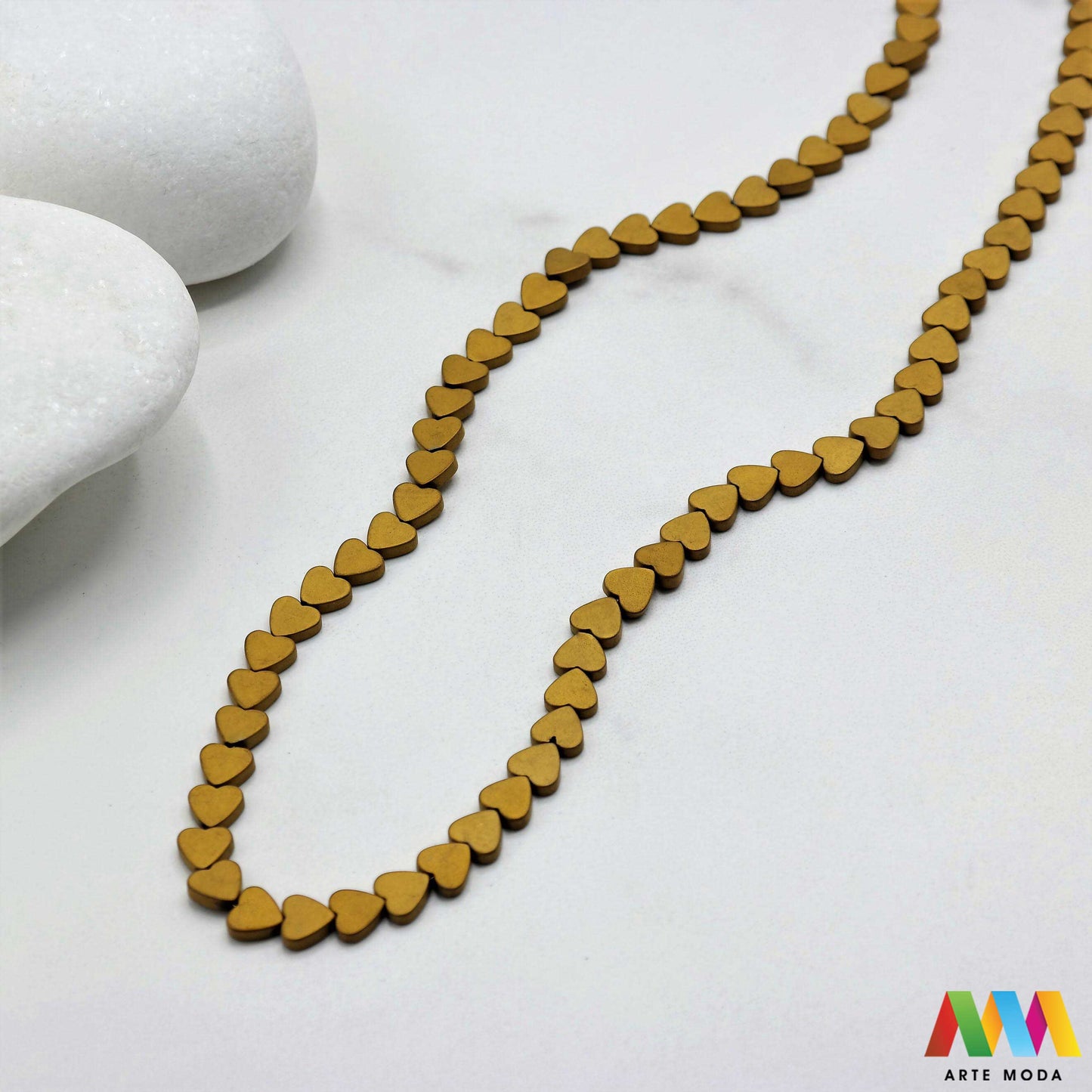 hematit krvavi kamen poludragi mineral metalni sjaj kvarc zrcalo kristal prirodni metalik meditacija zaštita repromaterijal Hematit (ili krvavi kamen) je prirodni mineral smeđe sive ili crne boje karakteriziran prisustvom hladnog metalnog sjaja Vjeruje se da pomaže u jačanju volje samopouzdanja i povezanosti s majkom zemljom Nakit izrađen od njega fascinira svojim tajanstvenim zrcalnim sjajem