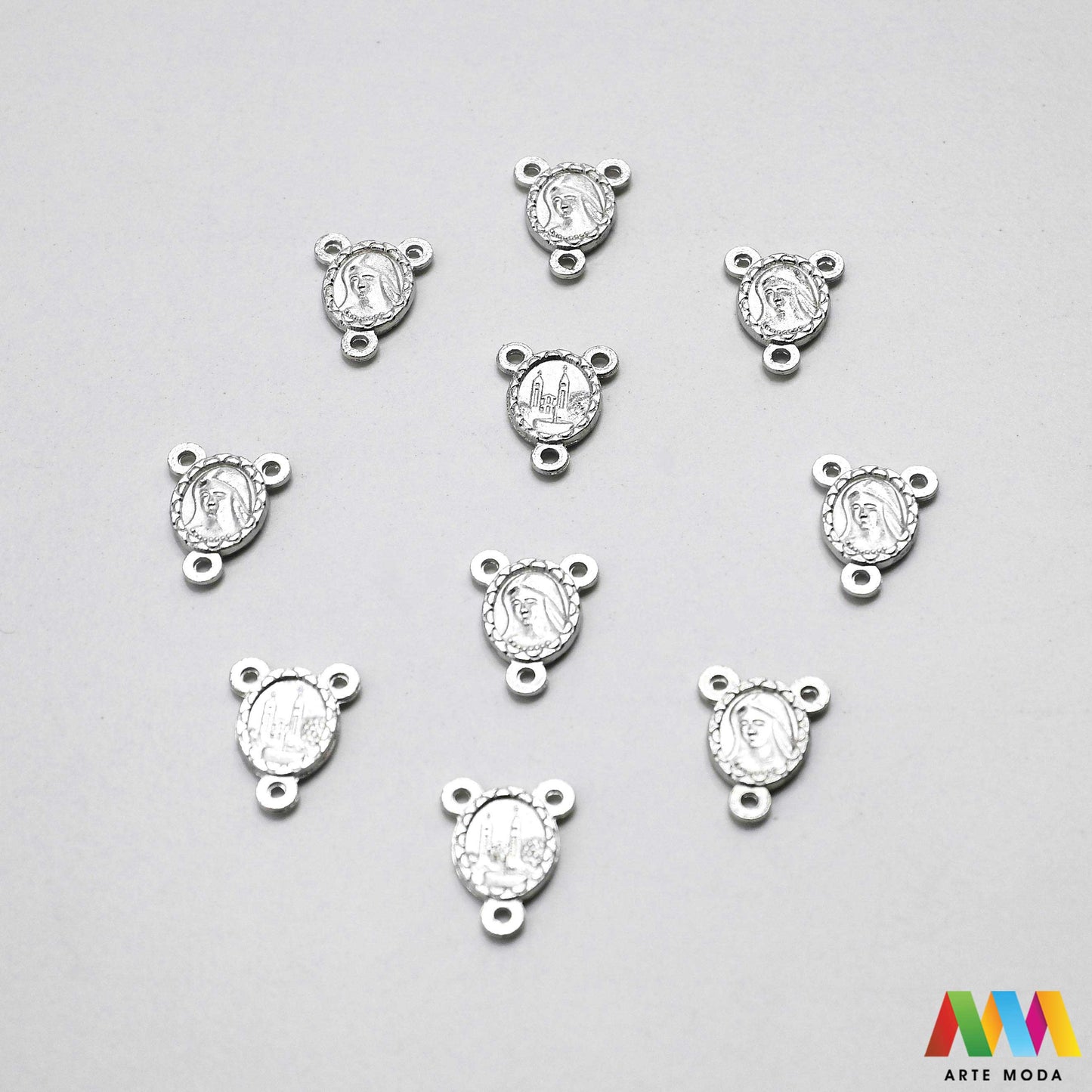 metalni razdjelnik konektor izrada krunice krunica metalni dijelovi krunicu repromaterijal sakralni nakit vjerski križić spojnica krunica perle pribor diy Majka Božja Međugorska Neizostavan element za svaku krunicu Ovi kvalitetni metalni razdjelnici poznati i kao konektori služe za spajanje dijelova krunice i naglašavaju njezinu središnju točku Izrađeni od izdržljivog metala naši razdjelnici su savršen izbor za izradu vlastitih krunica bilo da koristite perle staklo ili kamenje arte moda repromaterijal