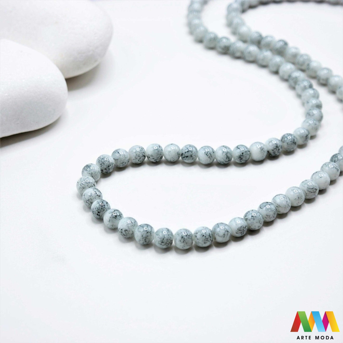 stakleni niz staklo perle zrna zrno staklena perla okrugle okrugla Staklene okrugle perle koje služe za nizanje i izradu nakita poput narukvica i ogrlica te torbica i ostalih modnih dodataka